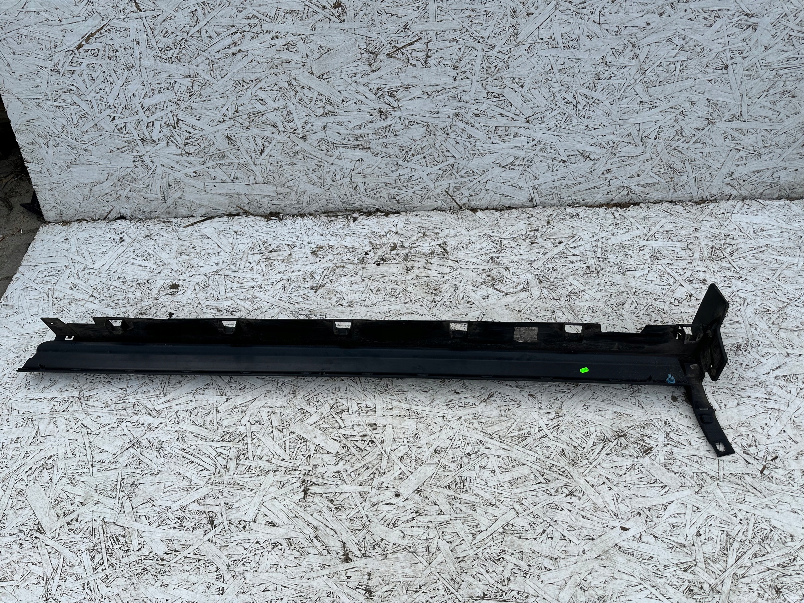 KUGA MK3 ST LISTWA PROGOWA LEWA STRUKTURA NV4B-S10155-A Strona zabudowy przód - lewa