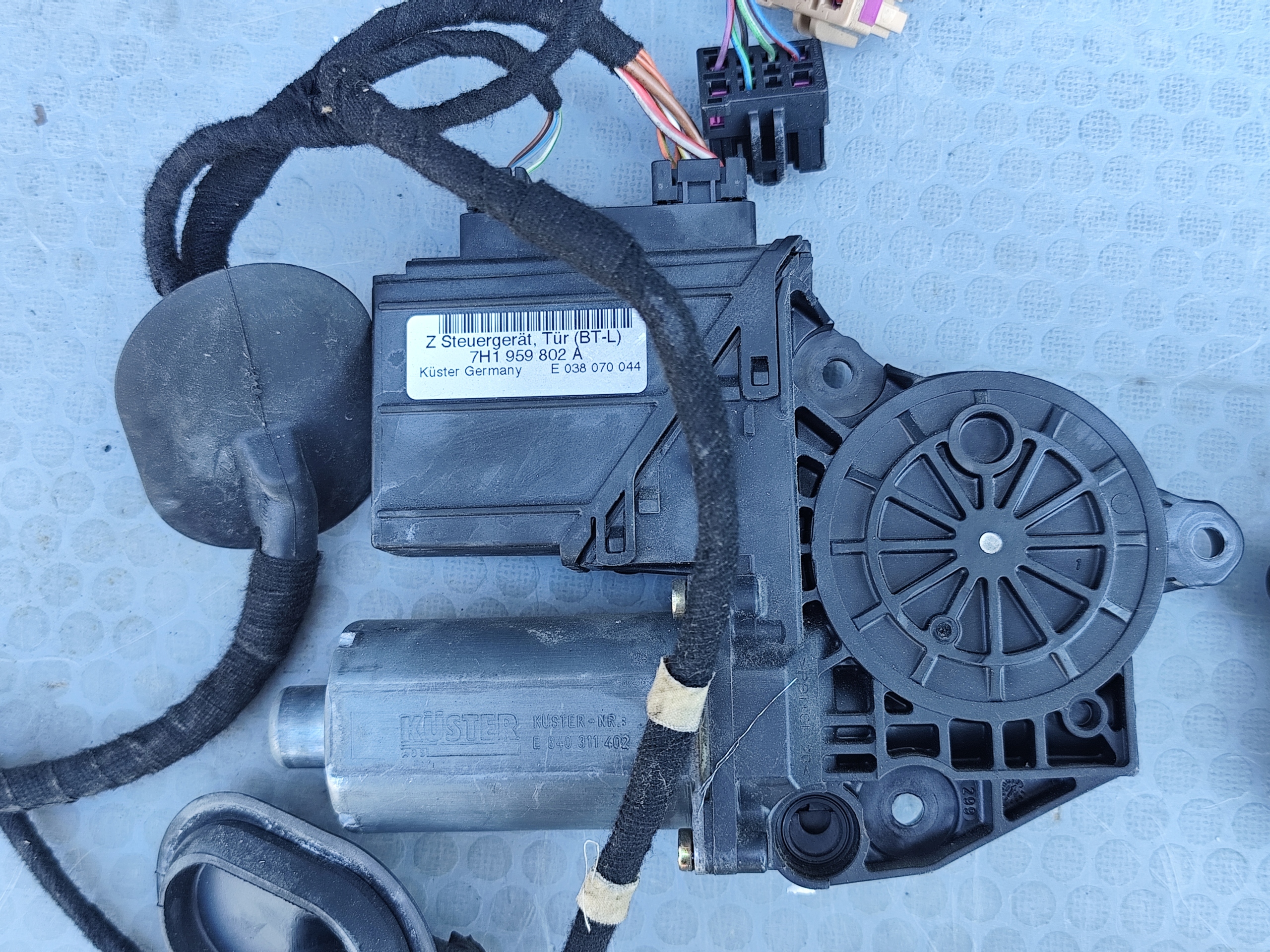 VW T5 SILNICZEK SZYBY (MECHANIZM OTWIERANIA SZYBY) PRAWY PASAŻER 7H1959802A