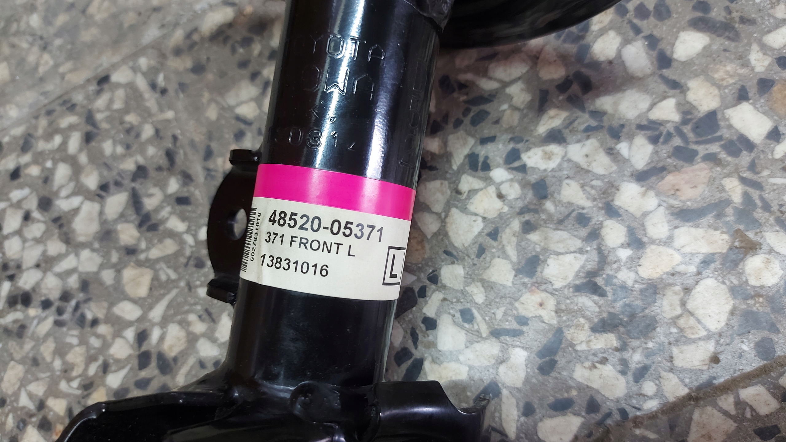 shock absorber left front TOYOTA AVENSIS T27