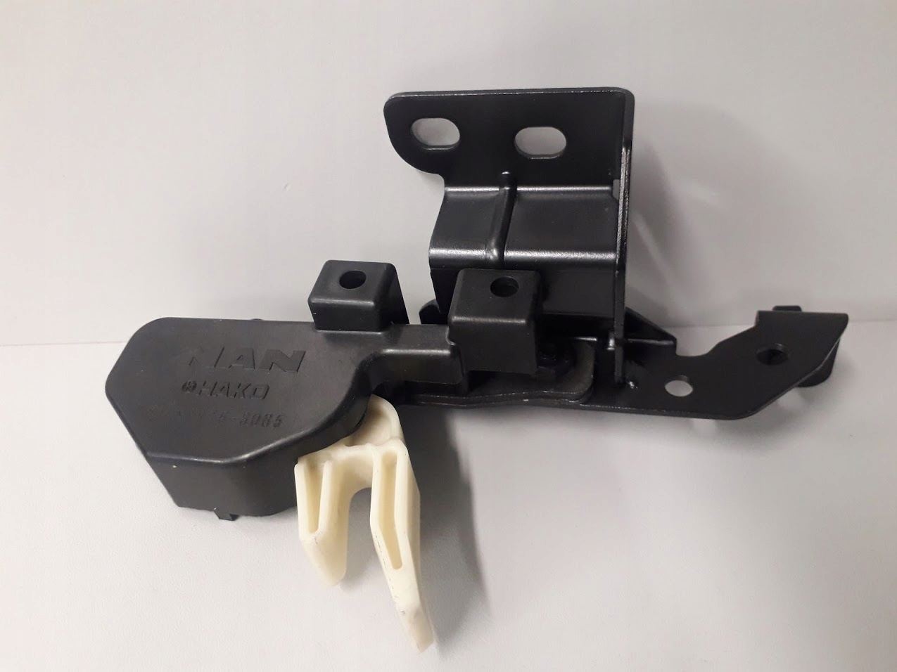 Zamek klapy maski MAN TGX E6 prawy 81.97116-6084