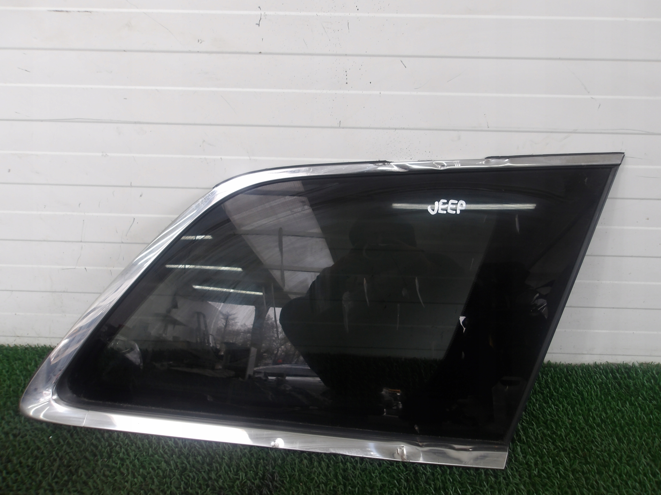 JEEP GRAND CHEROKEE WK2 11-15 SZYBA KAROSERYJNA TYLNA PRAWA TYŁ AS3 CIEMNA