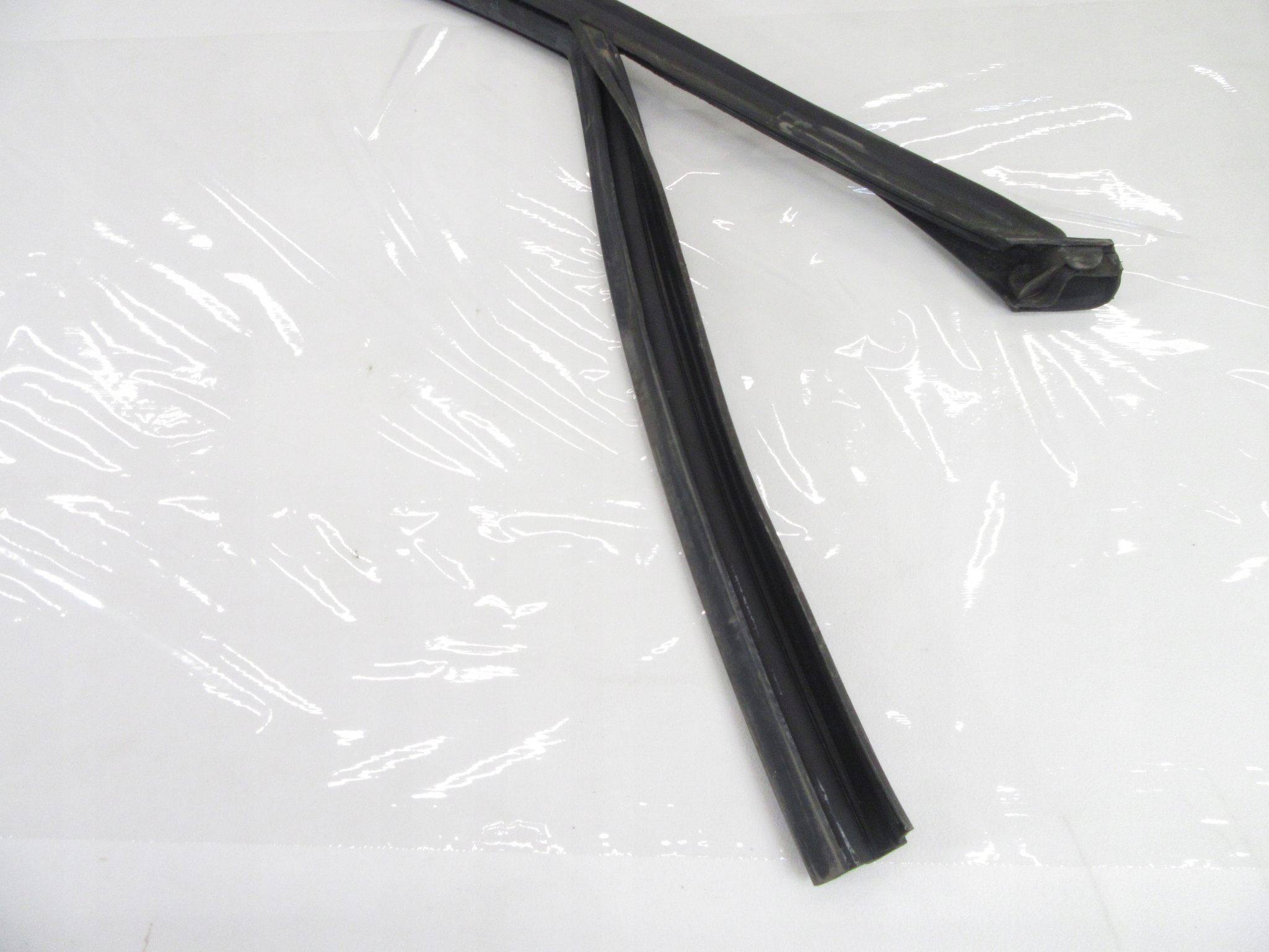 Prowadnica windows gasket door front right BMW e90 e91 sedan KOMBI