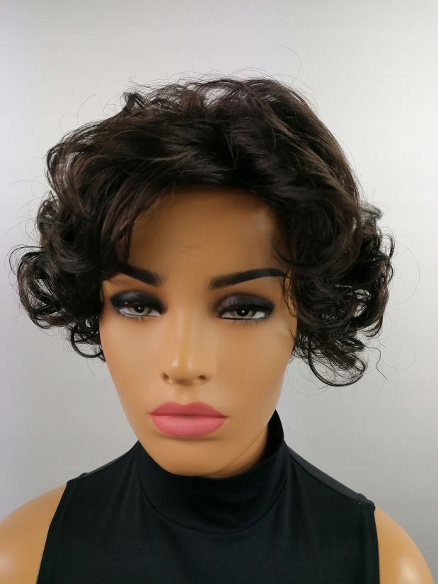 Paruka Barbara krátká, jemné lokny, ofina na bok, hnědá -Nessaja wigs