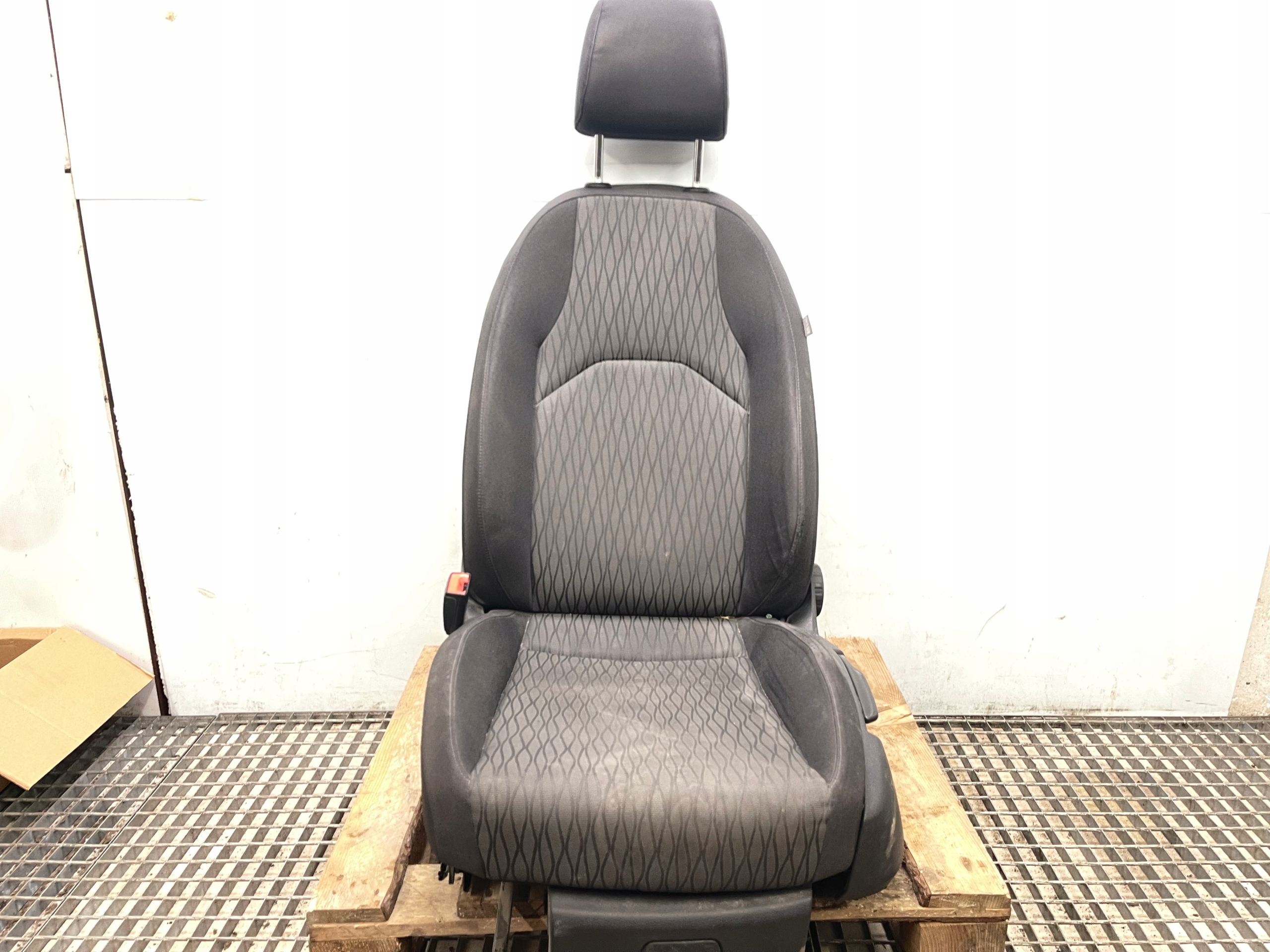 seat left front front driver´s SEAT LEON III 5F KOMBI MATERIAL heated