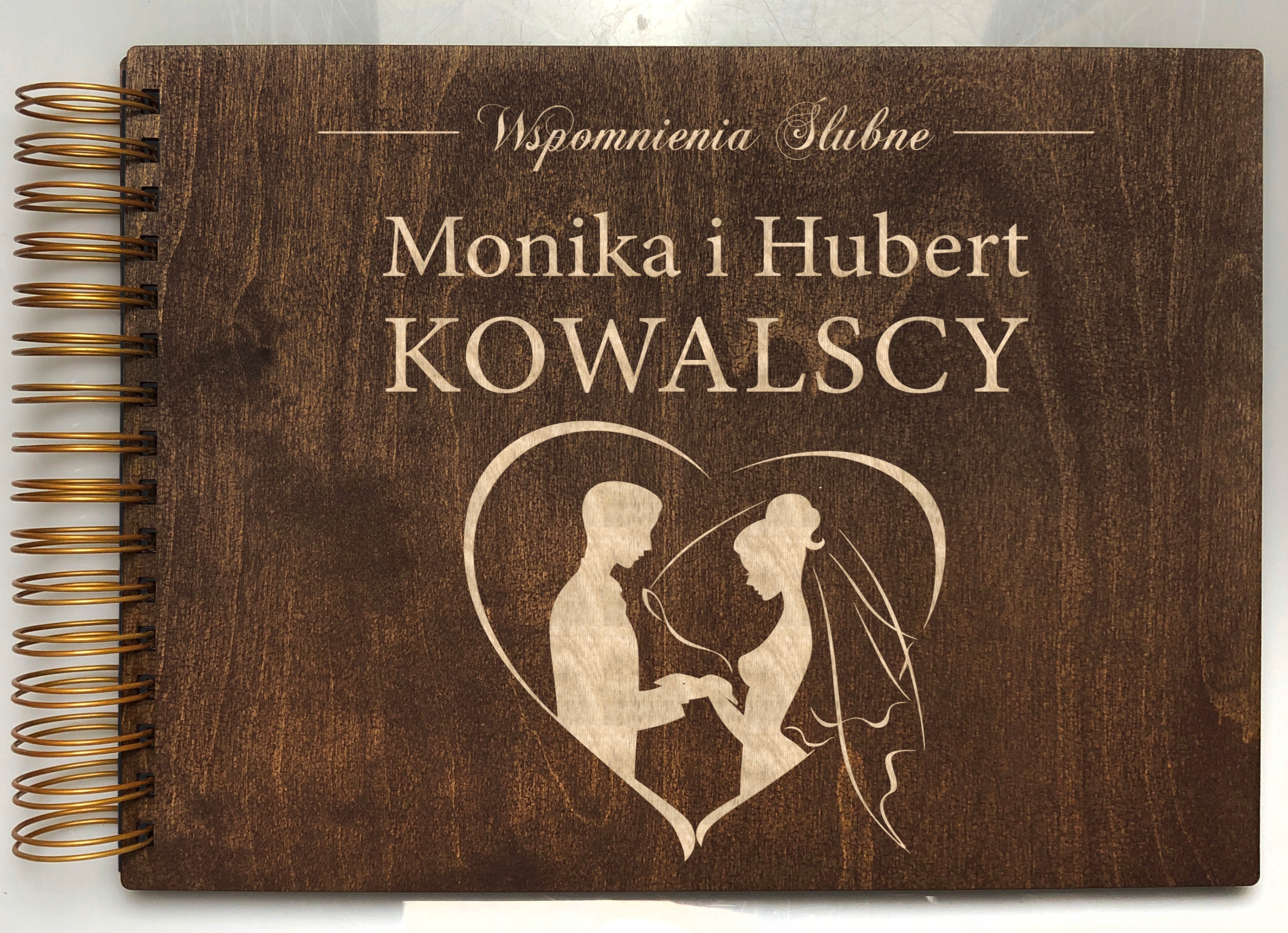 DREWNIANY ALBUM NA ZDJĘCIA PREZENT NA ŚLUB DLA PARY MŁODEJ GRAWER Liczba kart 30 szt.