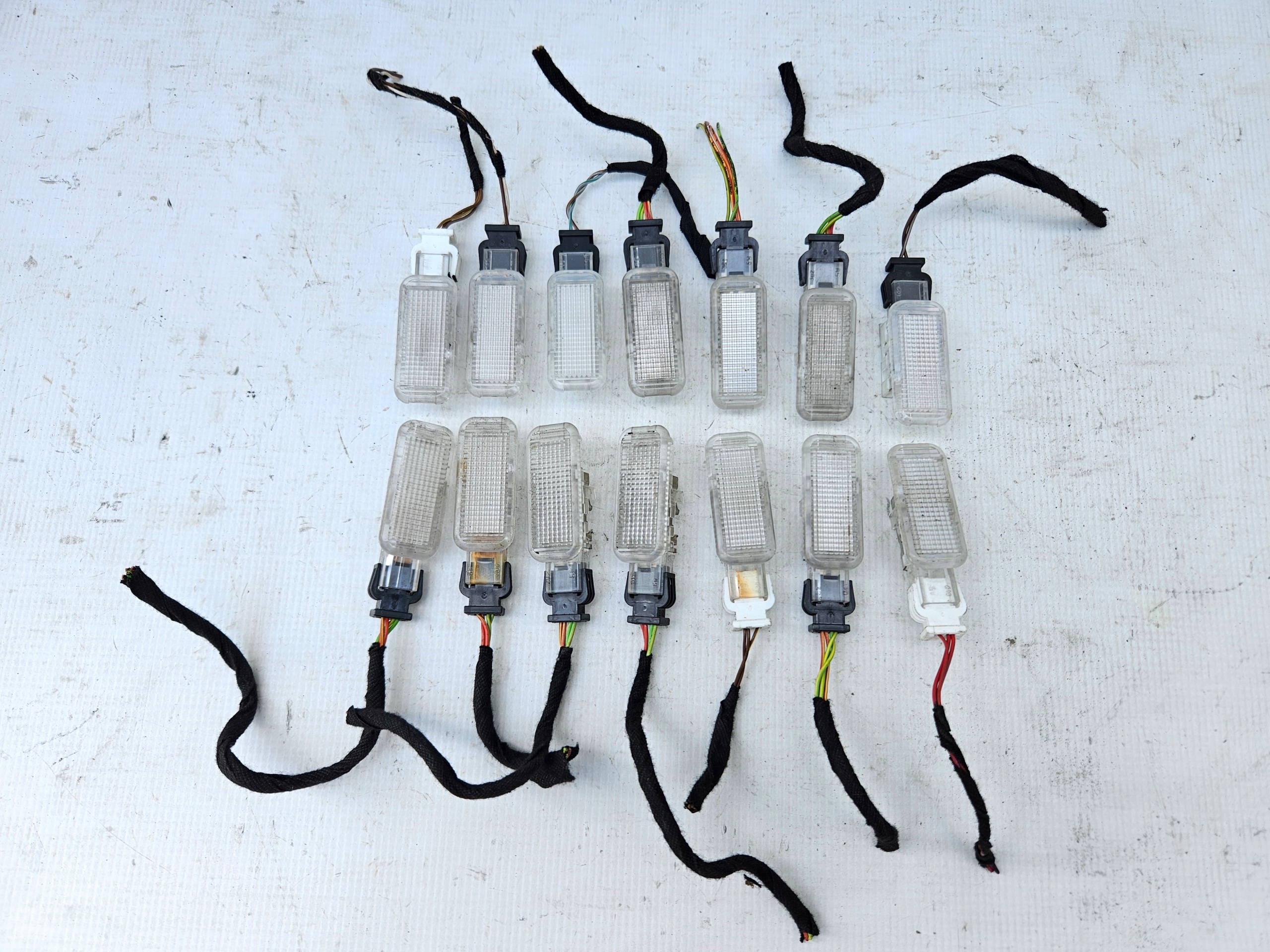 LAMPKA BIAŁA OŚWIETLENIE KABINY NÓG DRZWI AUDI