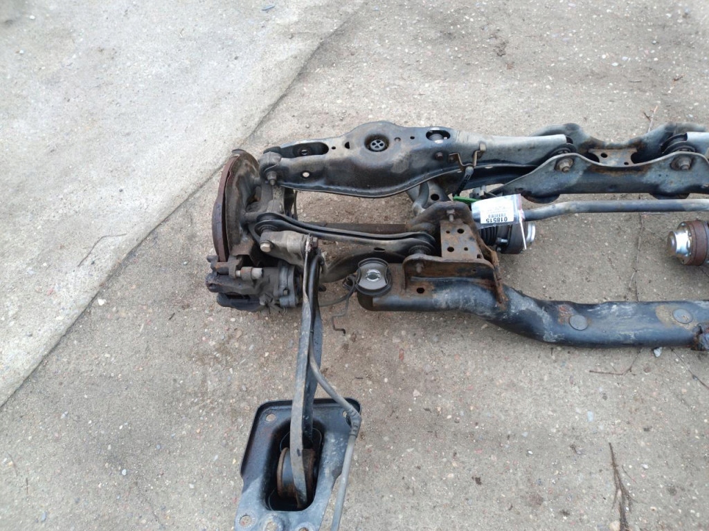 VOLKSWAGEN PASSAT B8 KOMBI 2.0 TSI 4MOTION BELKA ZAWIESZENIA TYŁ CHH Typ samochodu Samochody osobowe