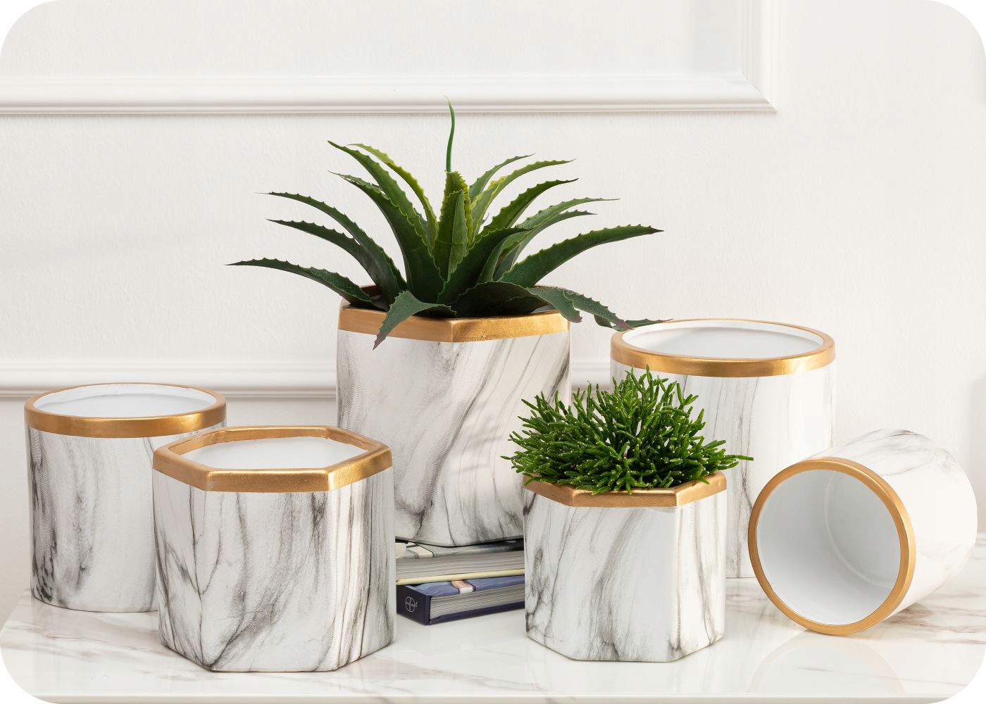 Ceramiczna osłonka dekoracyjna geometryczna marmur złoto 12 cm glamour Marka HowHomely