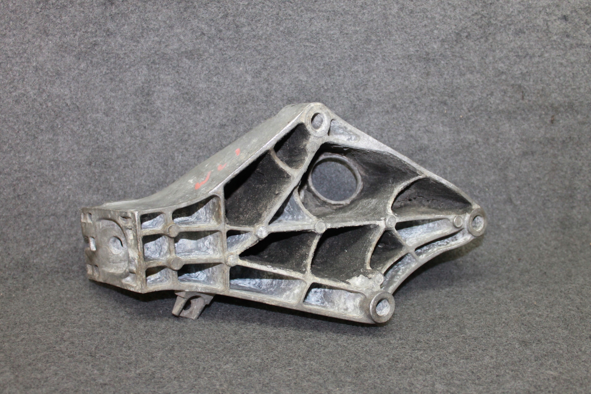 BMW X5 F15 N47 2.5D - engine mount left 6850749