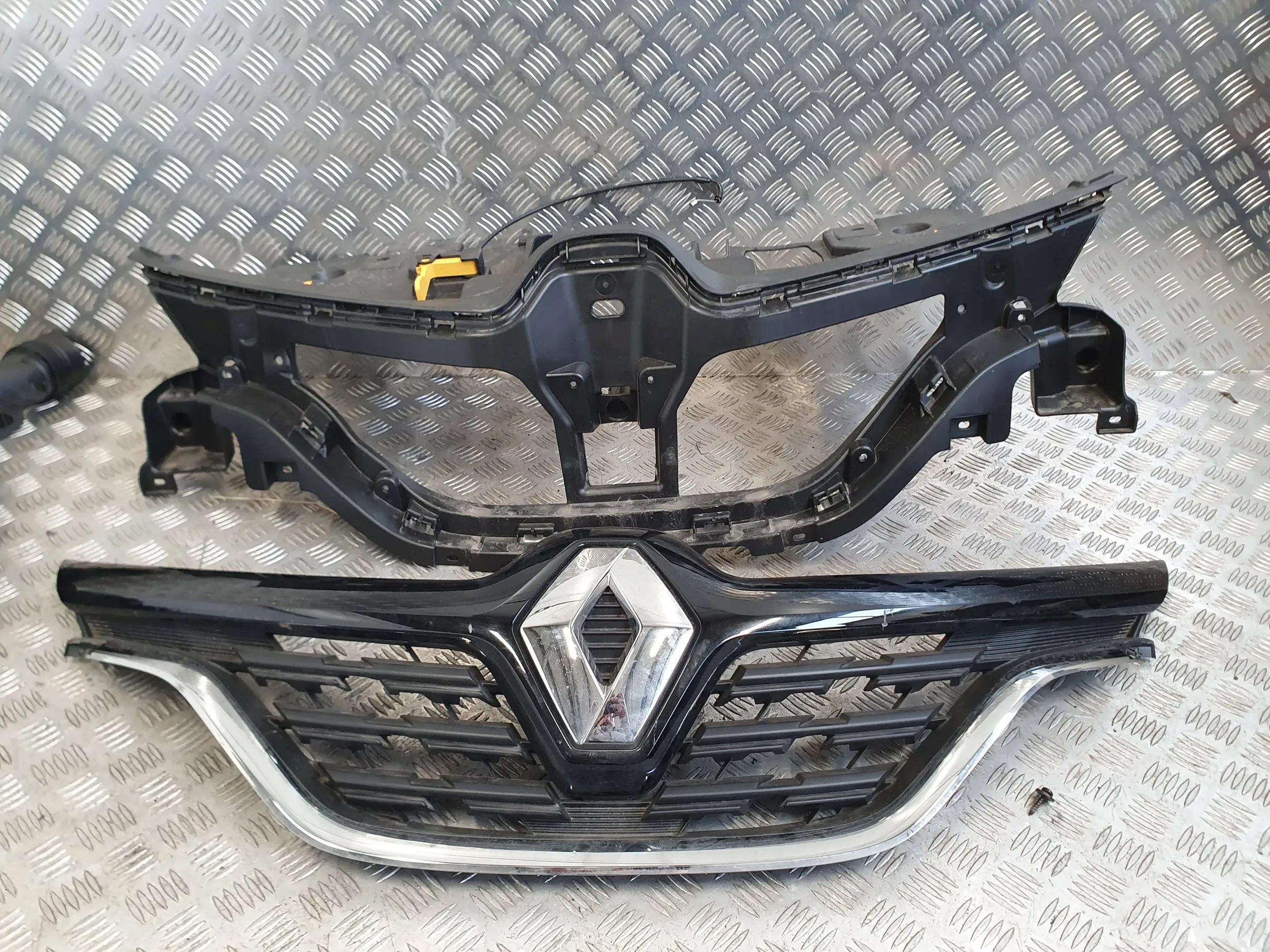 Renault Captur II 2020-2024 Grill atrapa chłodnicy stelaż mocowanie