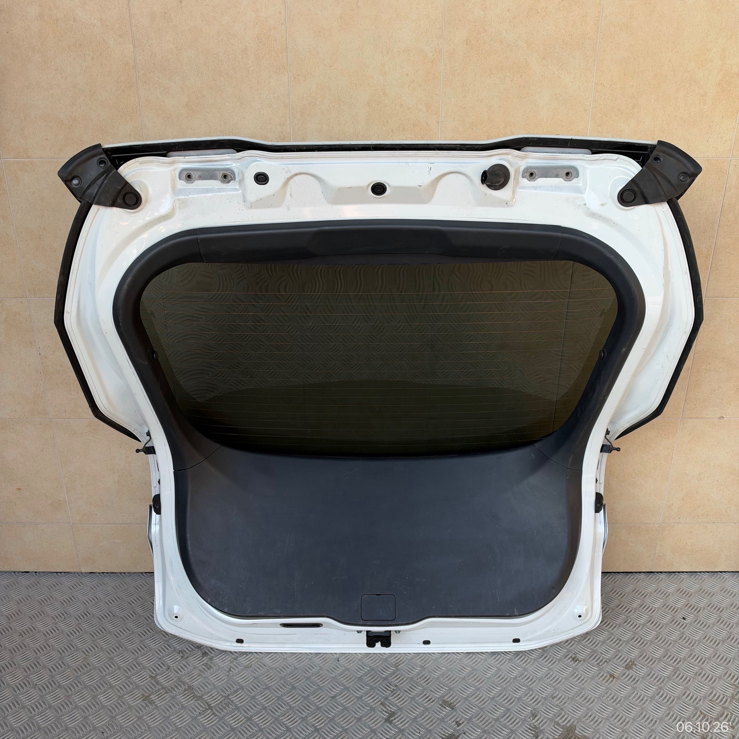 boot doors complete TOYOTA C-HR II 2024 year below KAMERE
