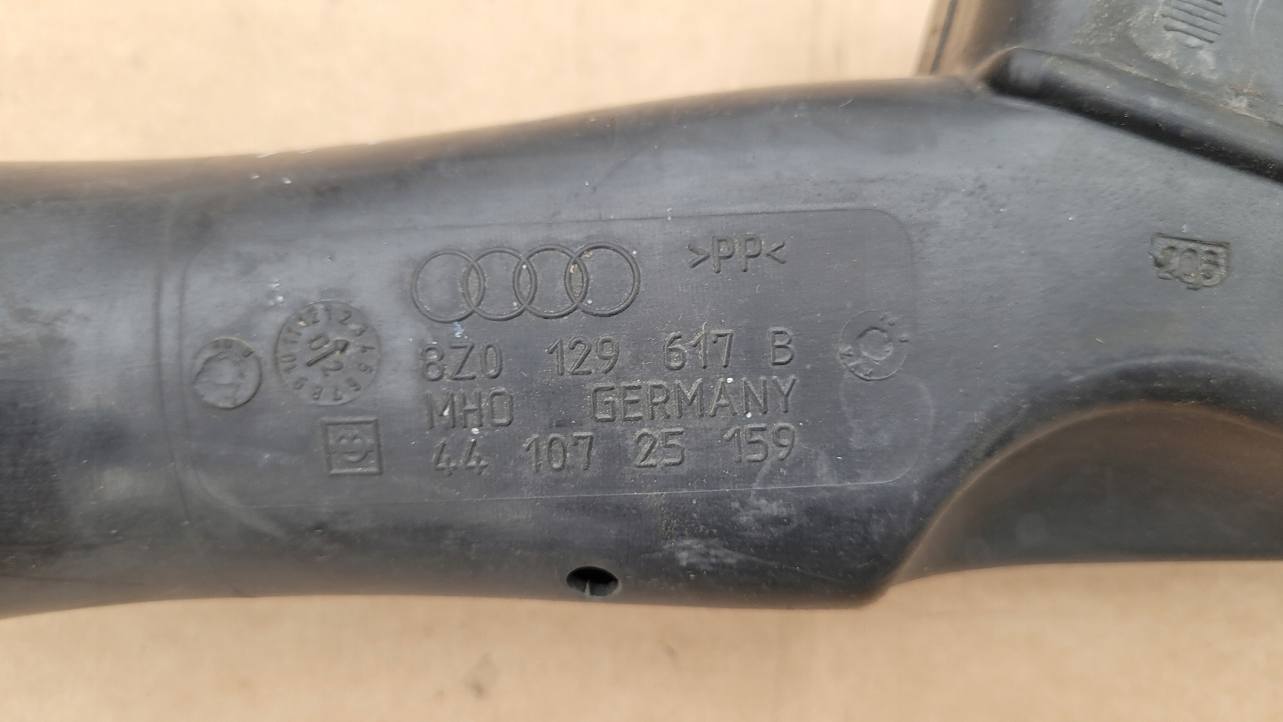 Audi A2 труба впуск Воздух 8Z0129617B
