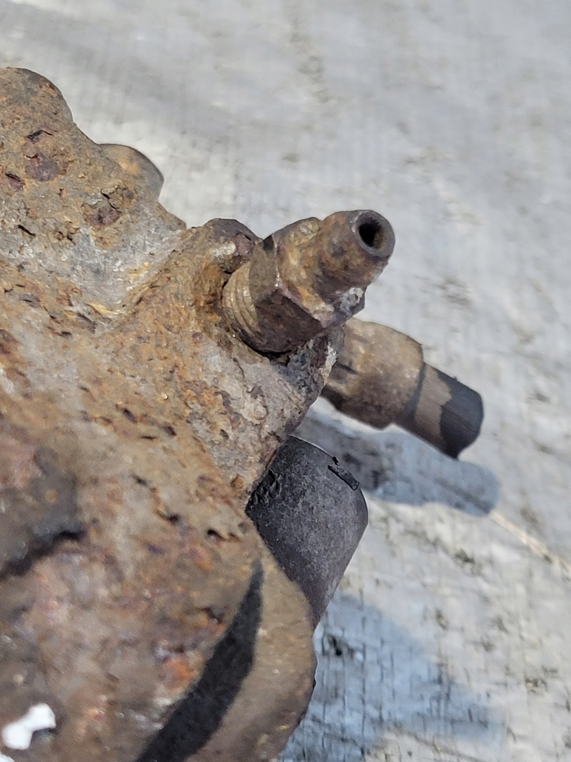 caliper brake left front VOLKSWAGEN FOX 1.2B 05r.