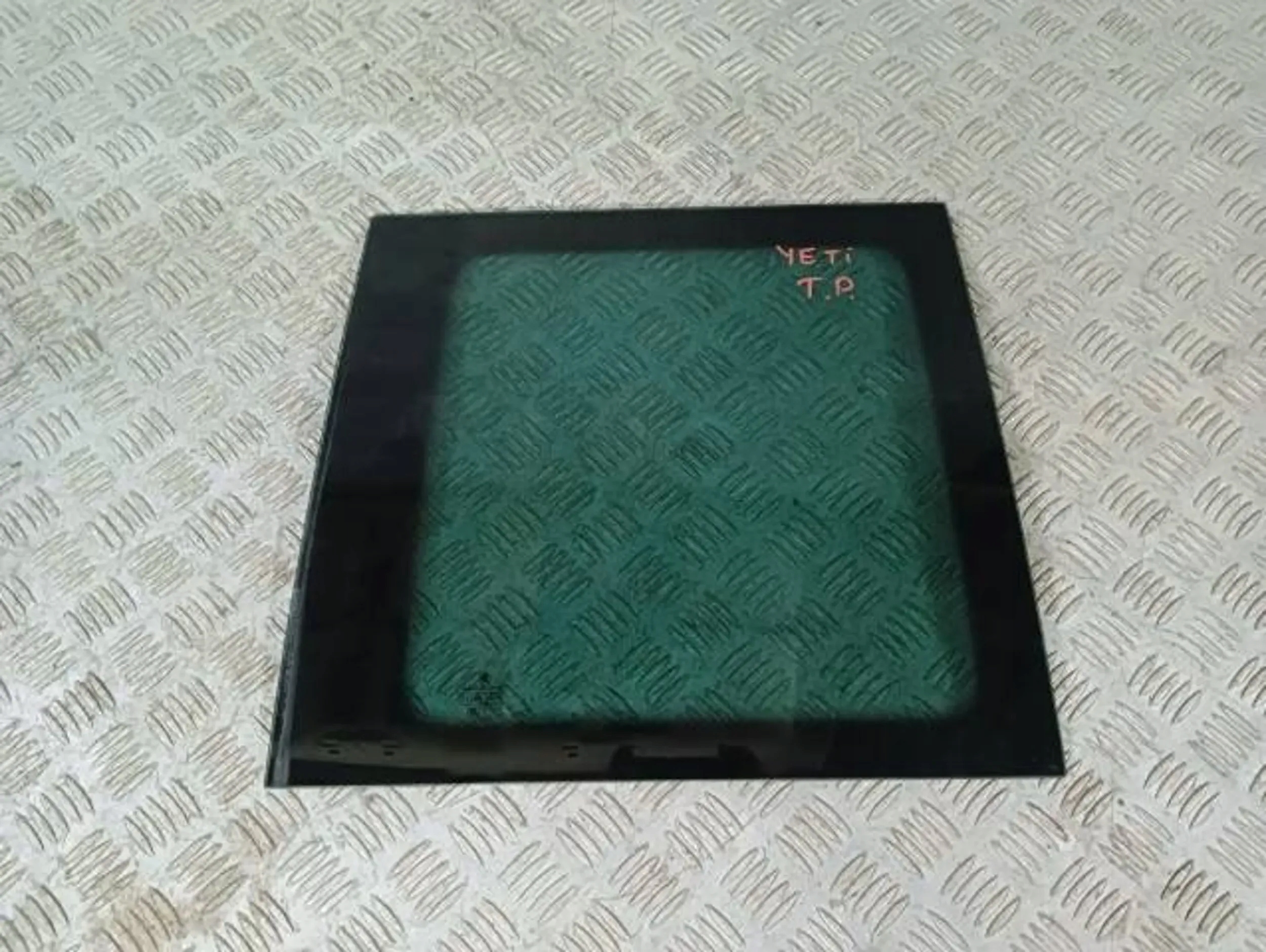 YETI 5L SZYBA KAROSERYJNA TYŁ PRAWA 5L6845298E AS3