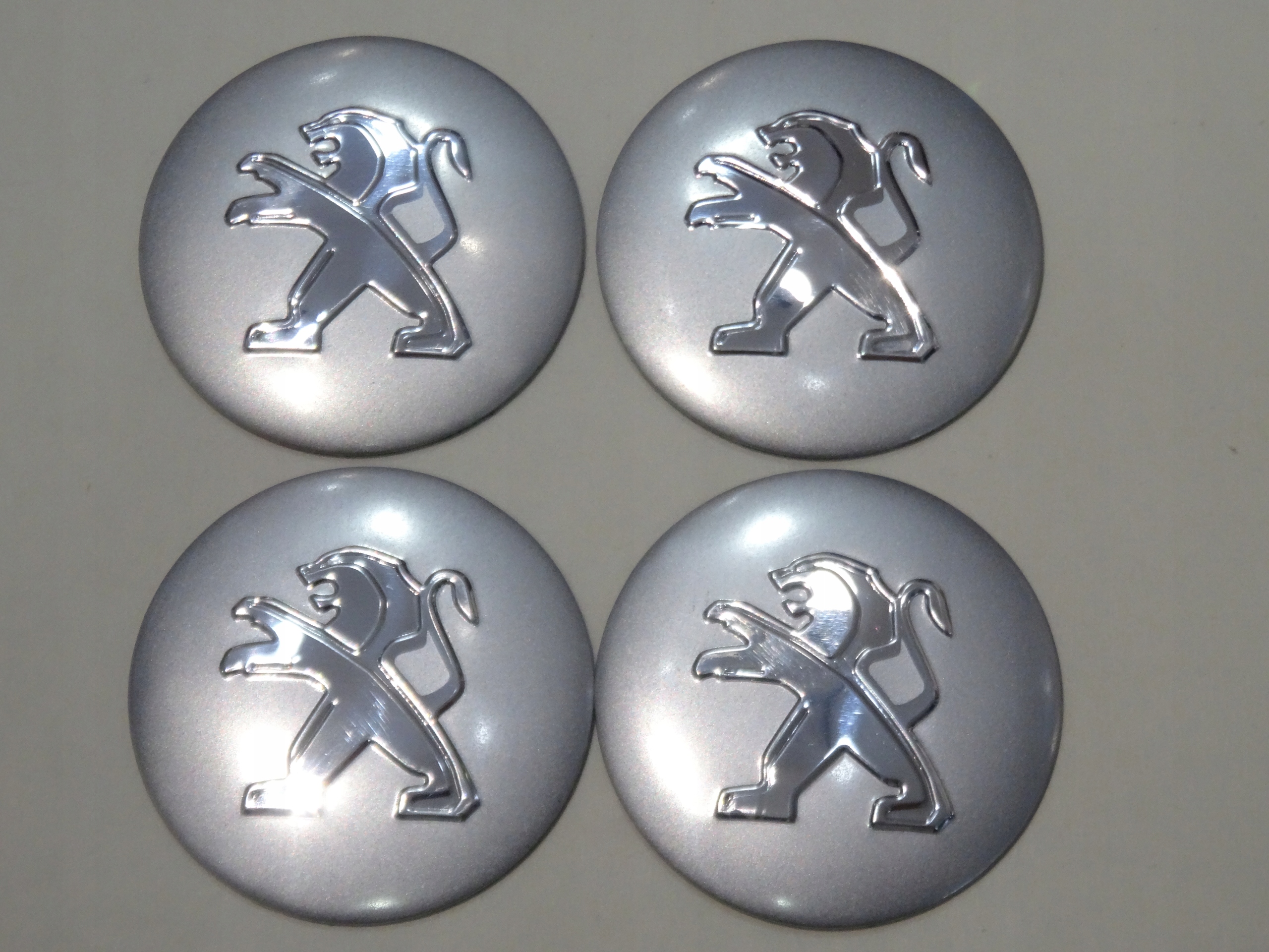 

4x Aluminiowe naklejki na dekielki Peugeot 56mm sr