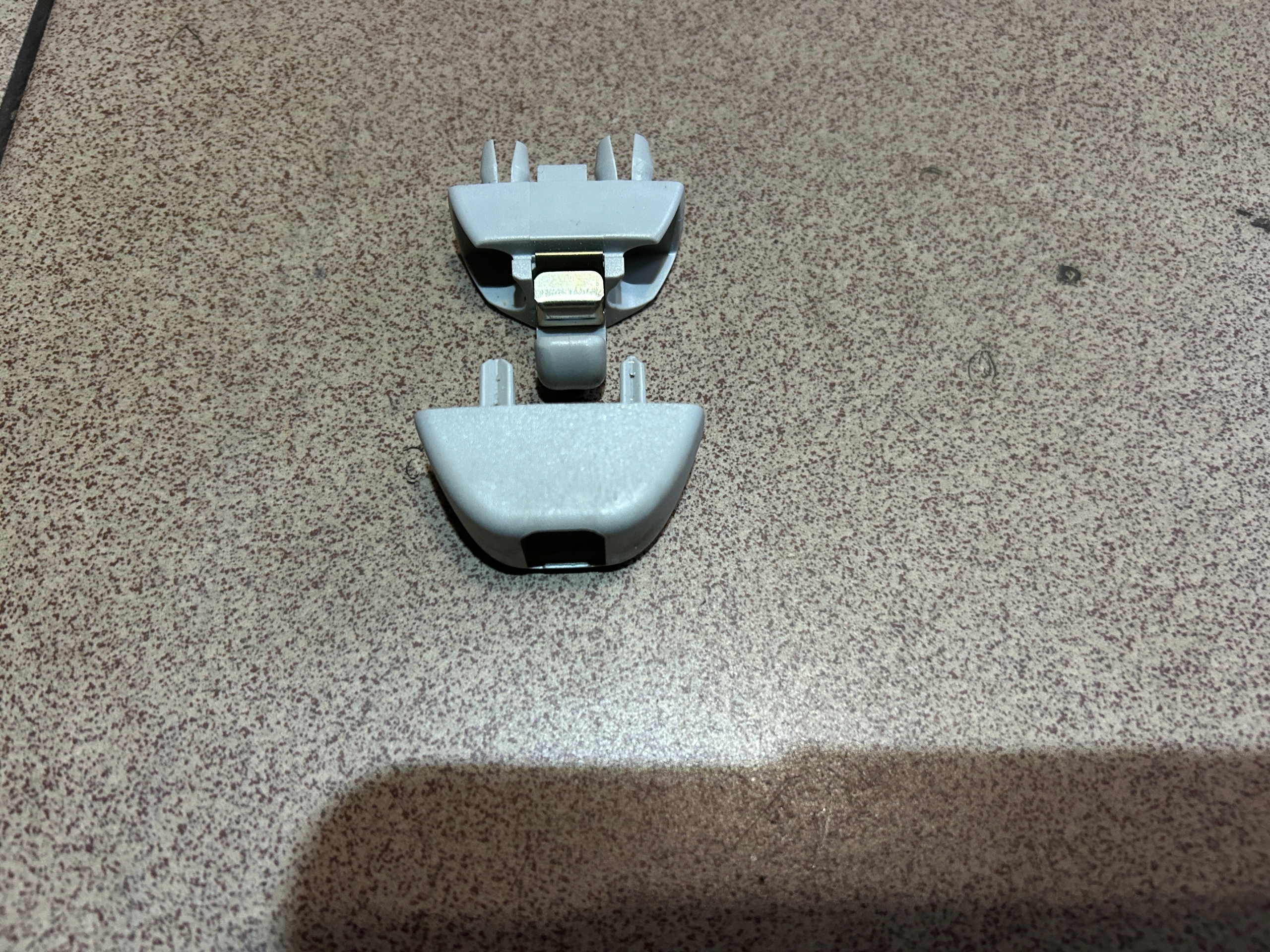 UCHWYT MOCOWANIE DASZKA OSŁONY PRZECIWSŁONECZNEJ AUDI A6 C6