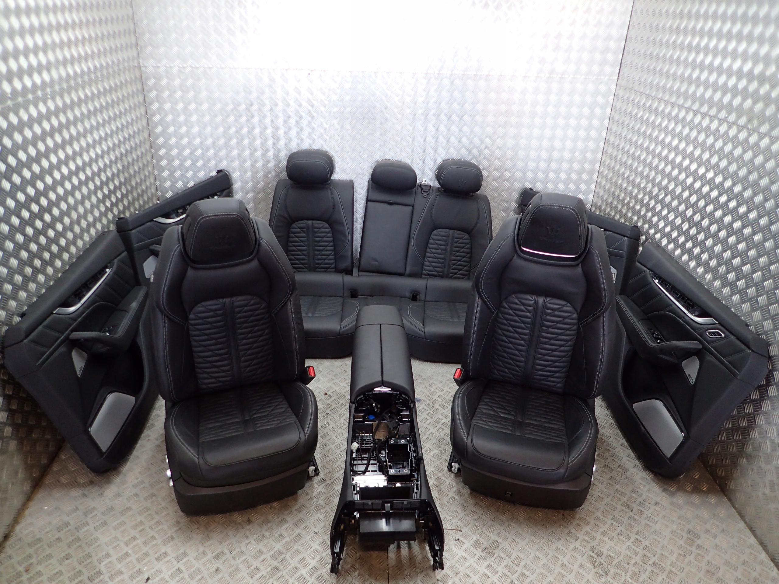 MASERATI LEVANTE ТРОФЕЙ СИДІННЯ КАРТА ОБШИВКИ