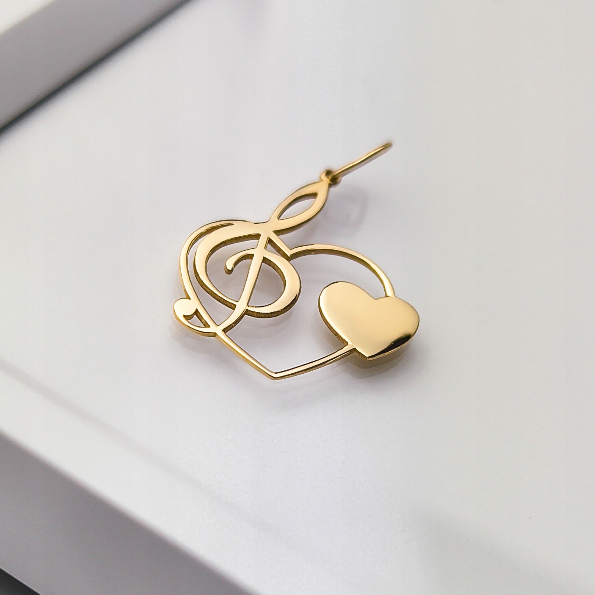 Zlatý přívěsek houslový klíč v srdci s možností gravírování – pr.585