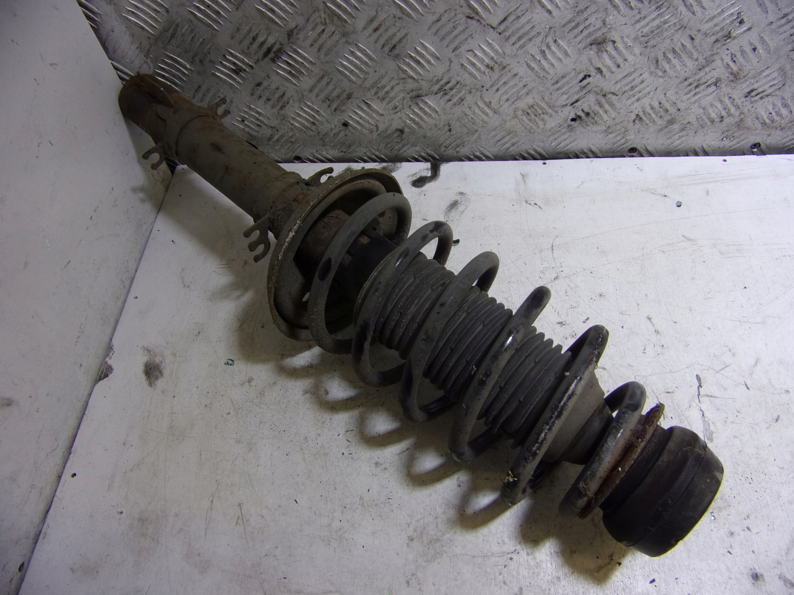 MCPERSON shock absorber front front VOLKSWAGEN GOLF 4 1J04130315