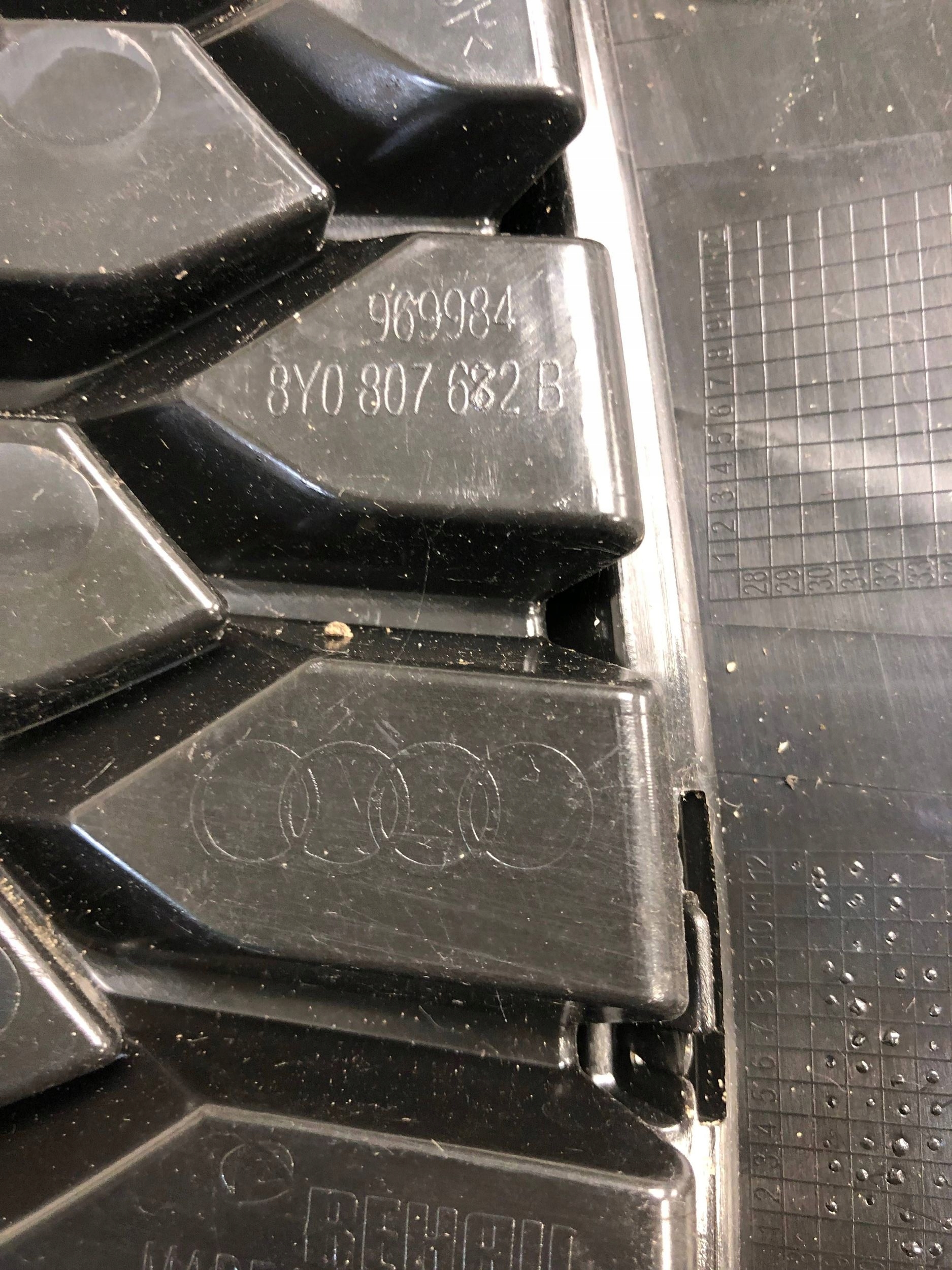 grid of a bumper right front AUDI A3 8Y S-LINE 8Y0807682B