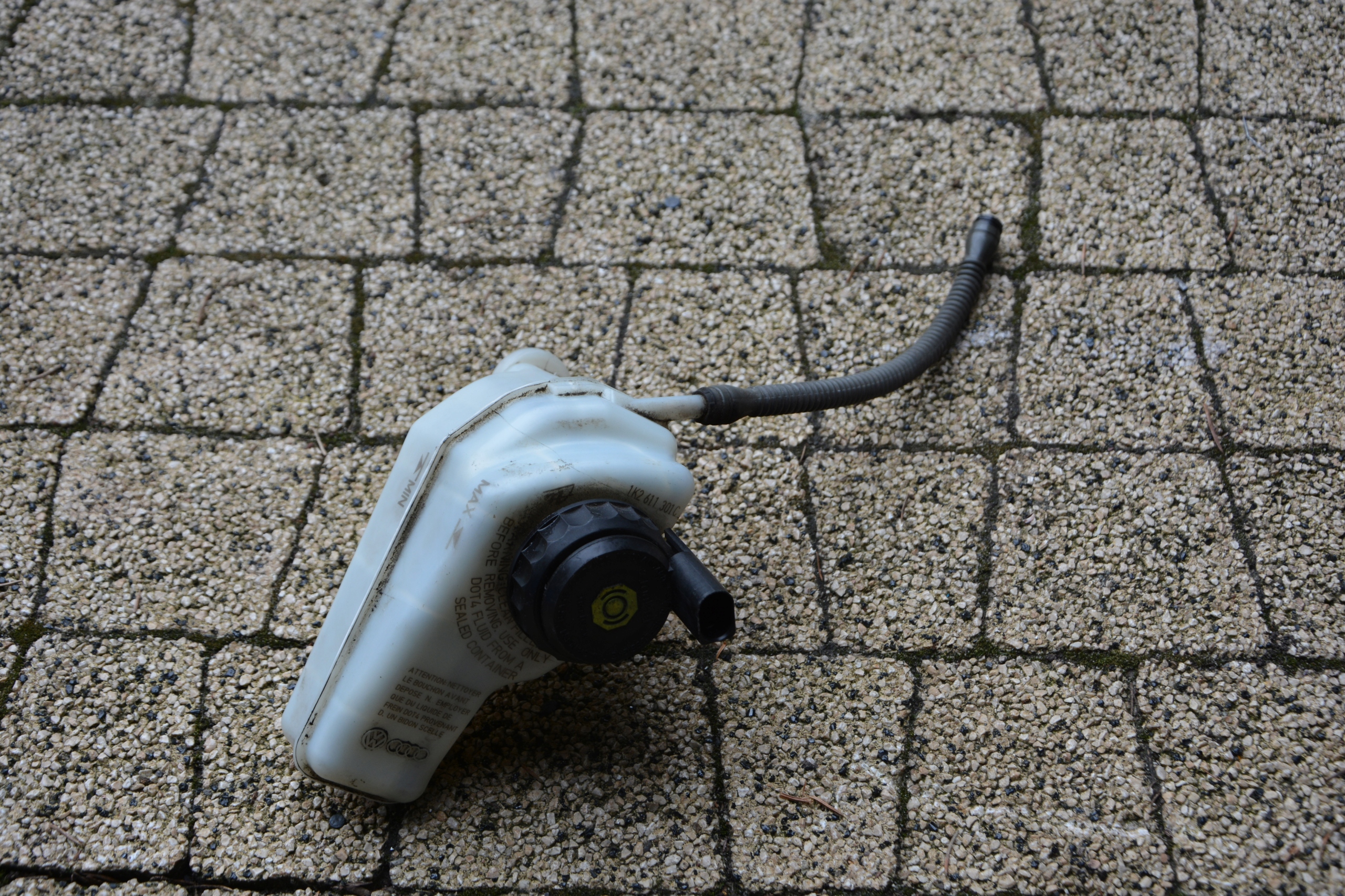 ZBIORNICZEK PŁYNU HAMULCOWEGO SUPERB 2 1K2611301C