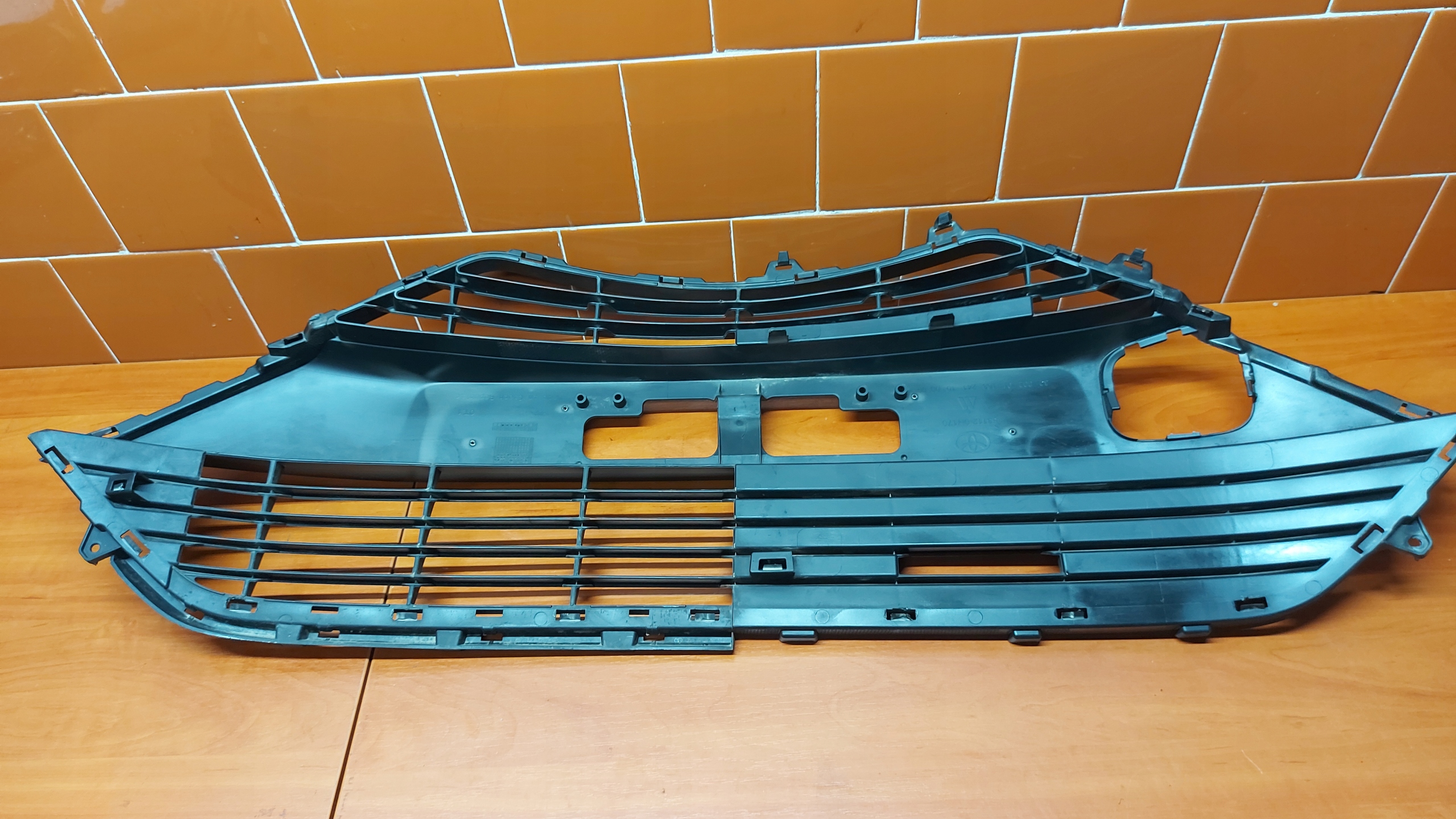 grid of a bumper central front front TOYOTA AYGO II 14