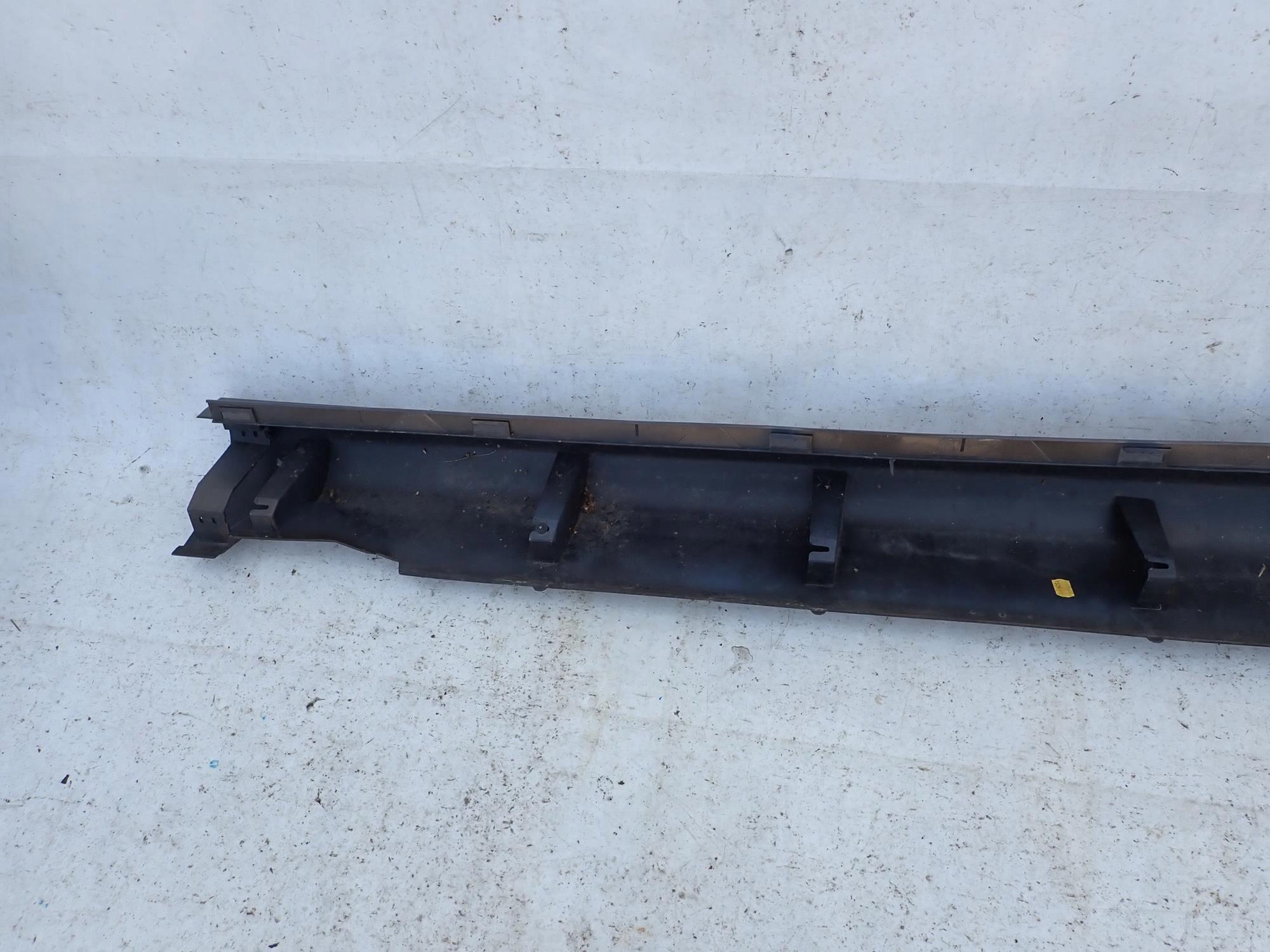 VOLVO XC60 and 1 LIFT 13-17 moulding threshold right