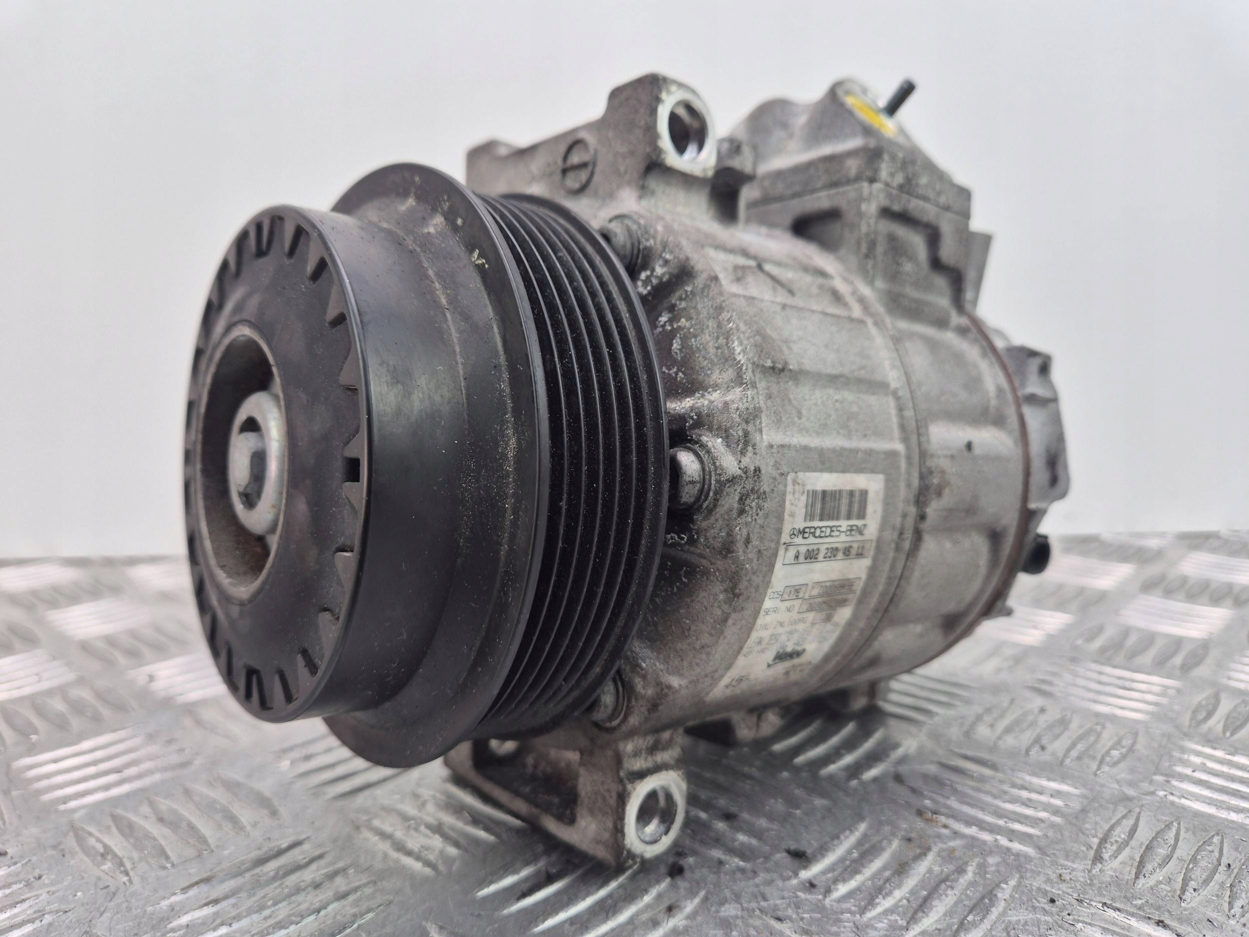 Mercedes E200 CGI W212 compressor; compressor of the air conditioning A0022304511