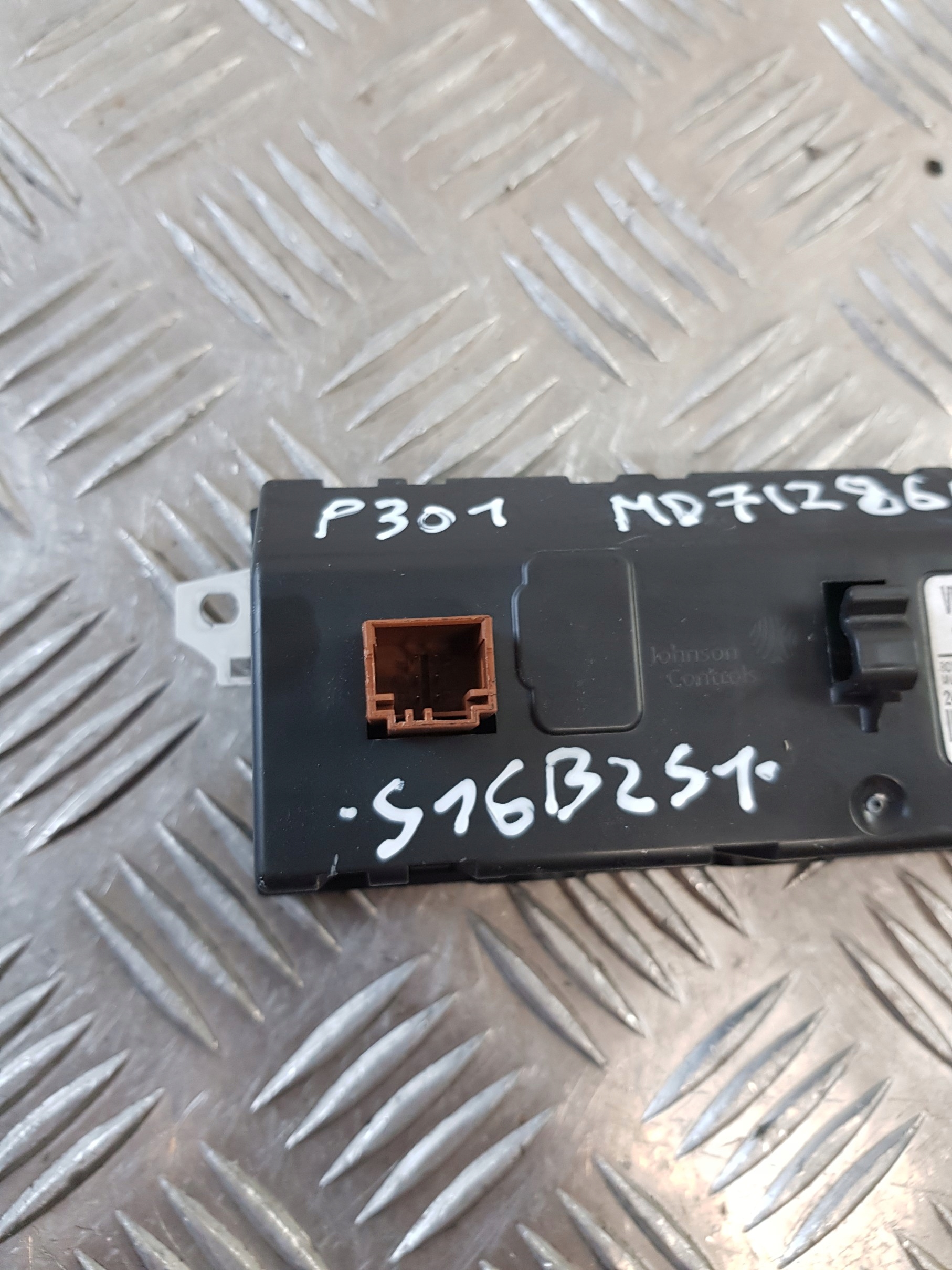 EKRAN display 9828132580 PEUGEOT 301 18R