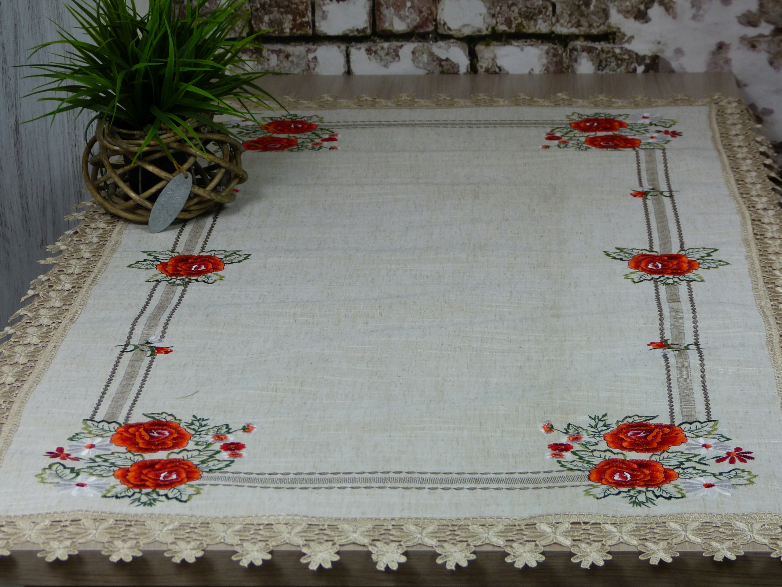

Haftowany obrus z gipiurą beżowy 80x140cm Kwiaty