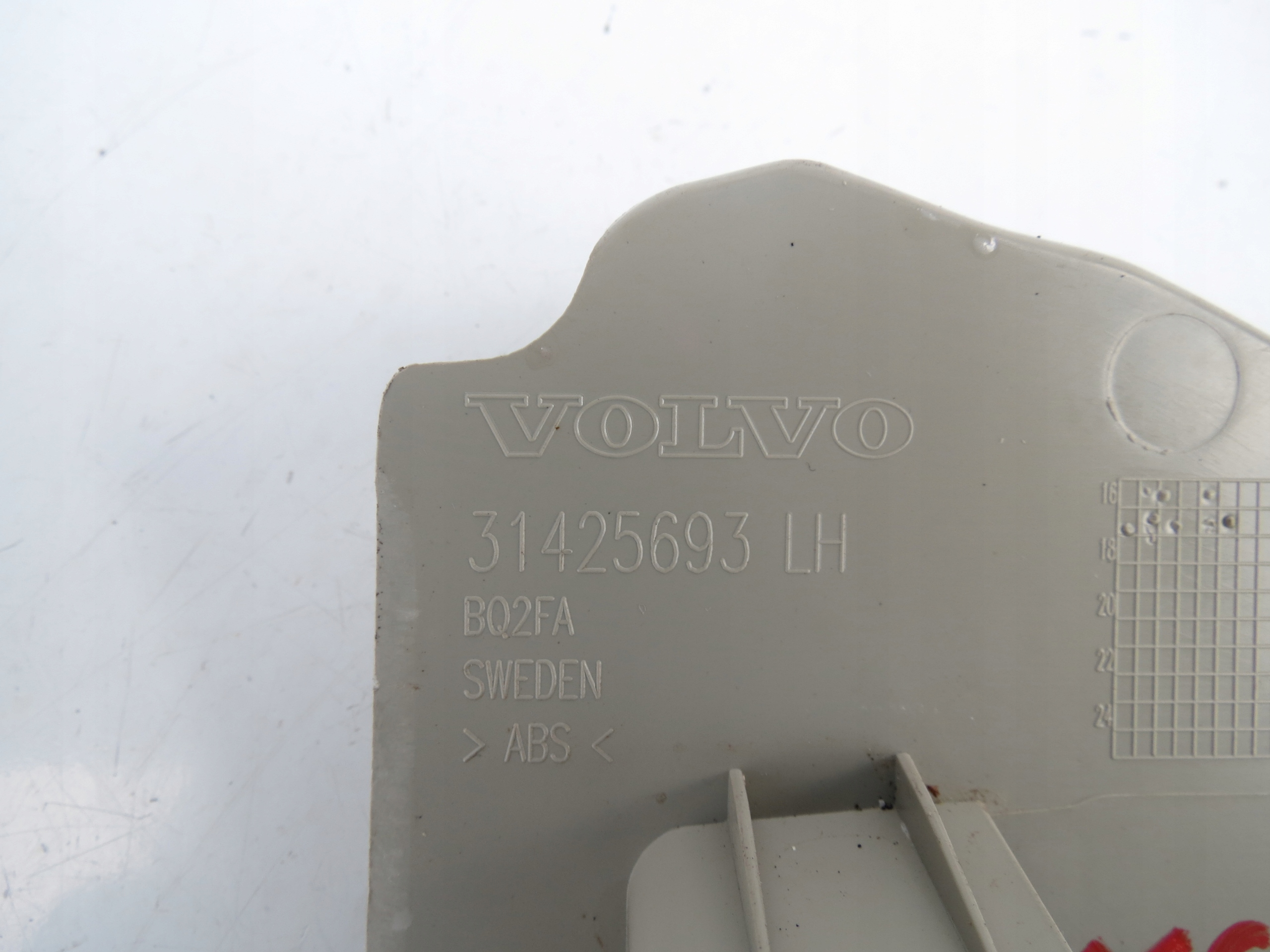 cover moulding SLUPKA A left front VOLVO XC60 II