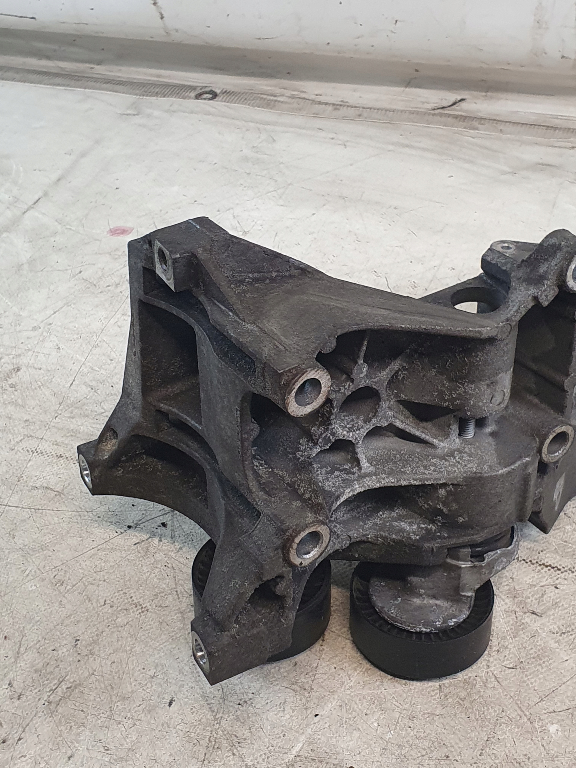 holder alternator AUDI A4 B8 2.0TDI