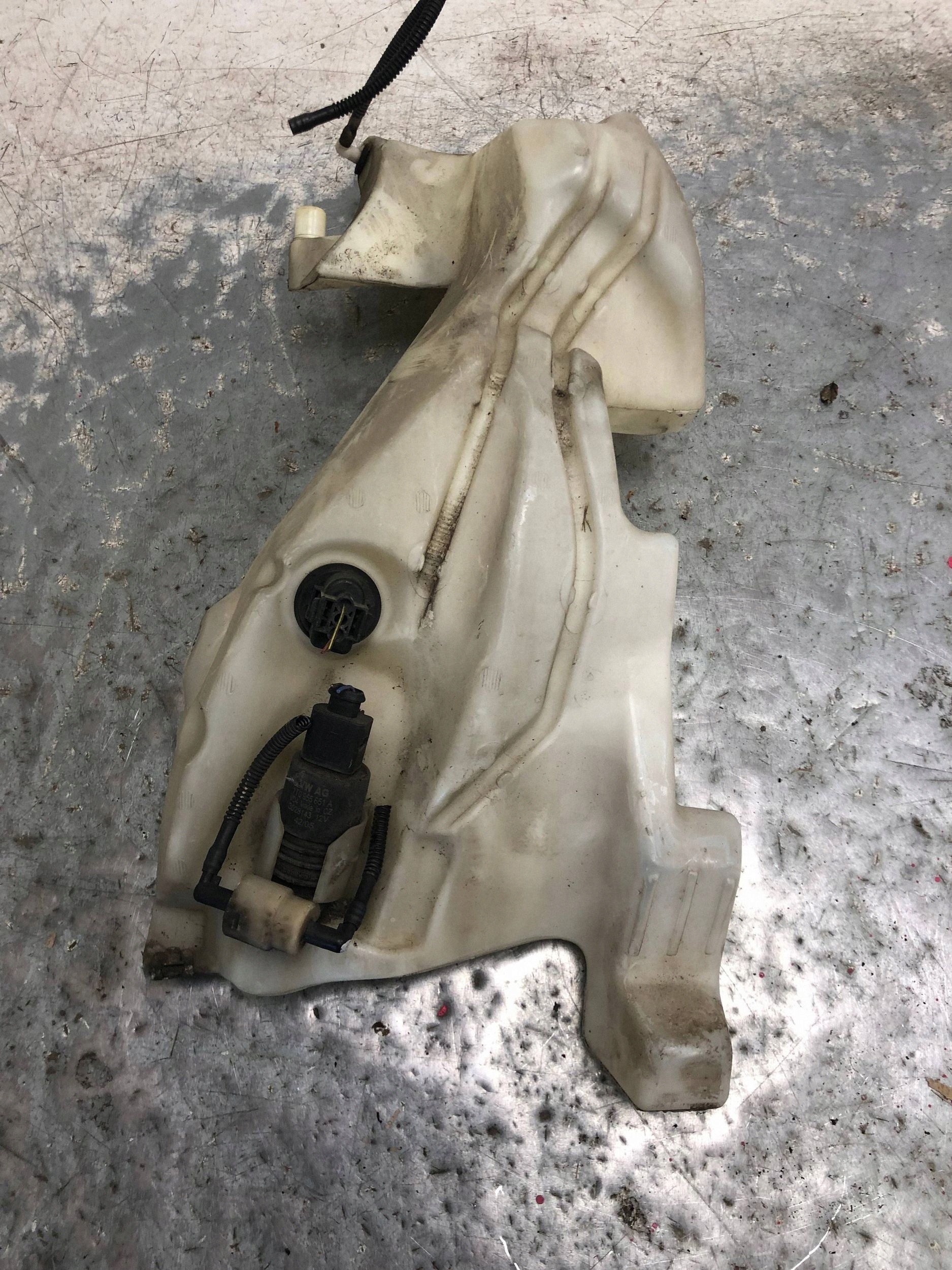 washer fluid tank AUDI A4 B7 8E0955451AR