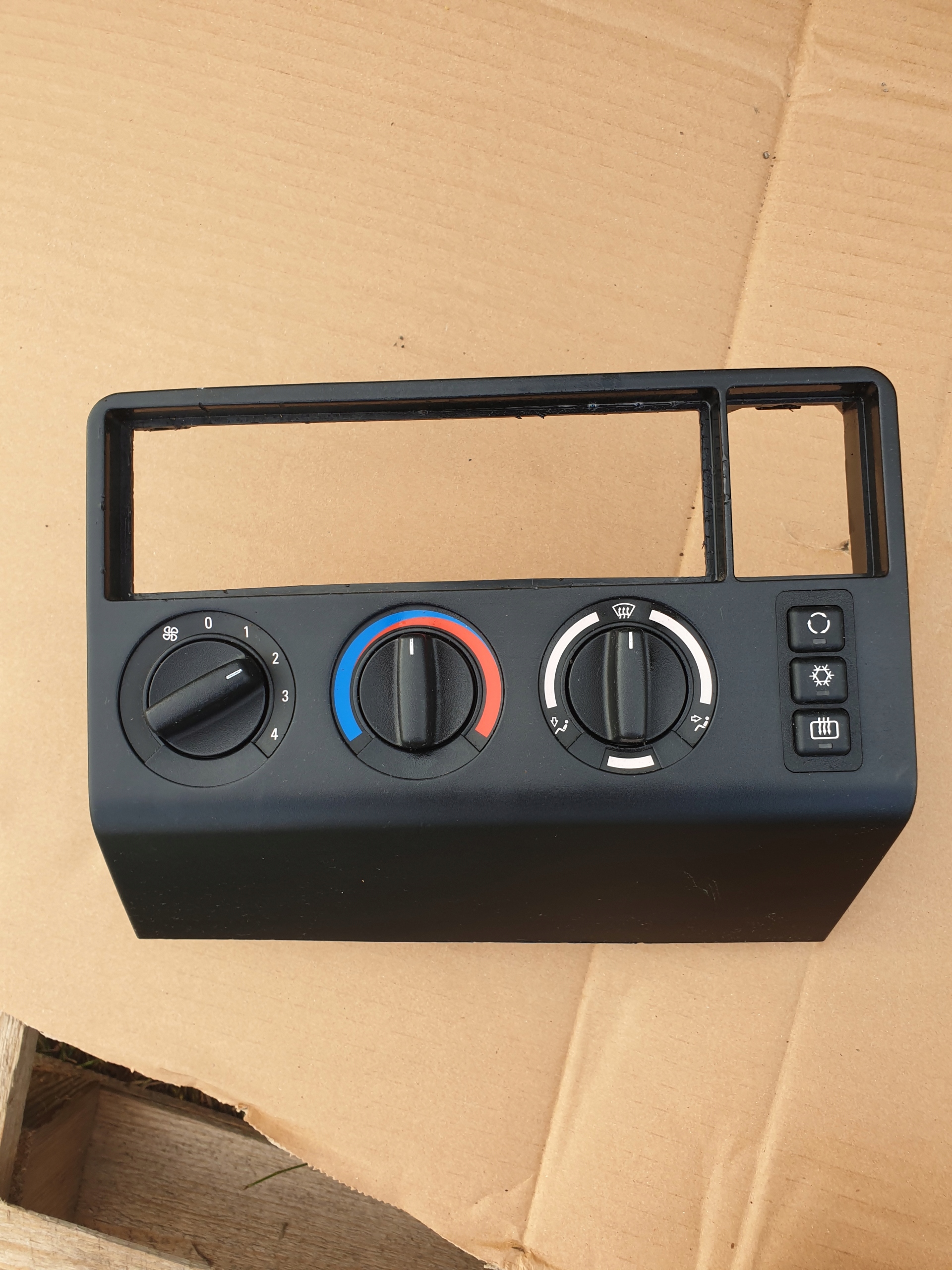 84118367667 - Bmw E36 compact рамка вентиляційна панель Клима