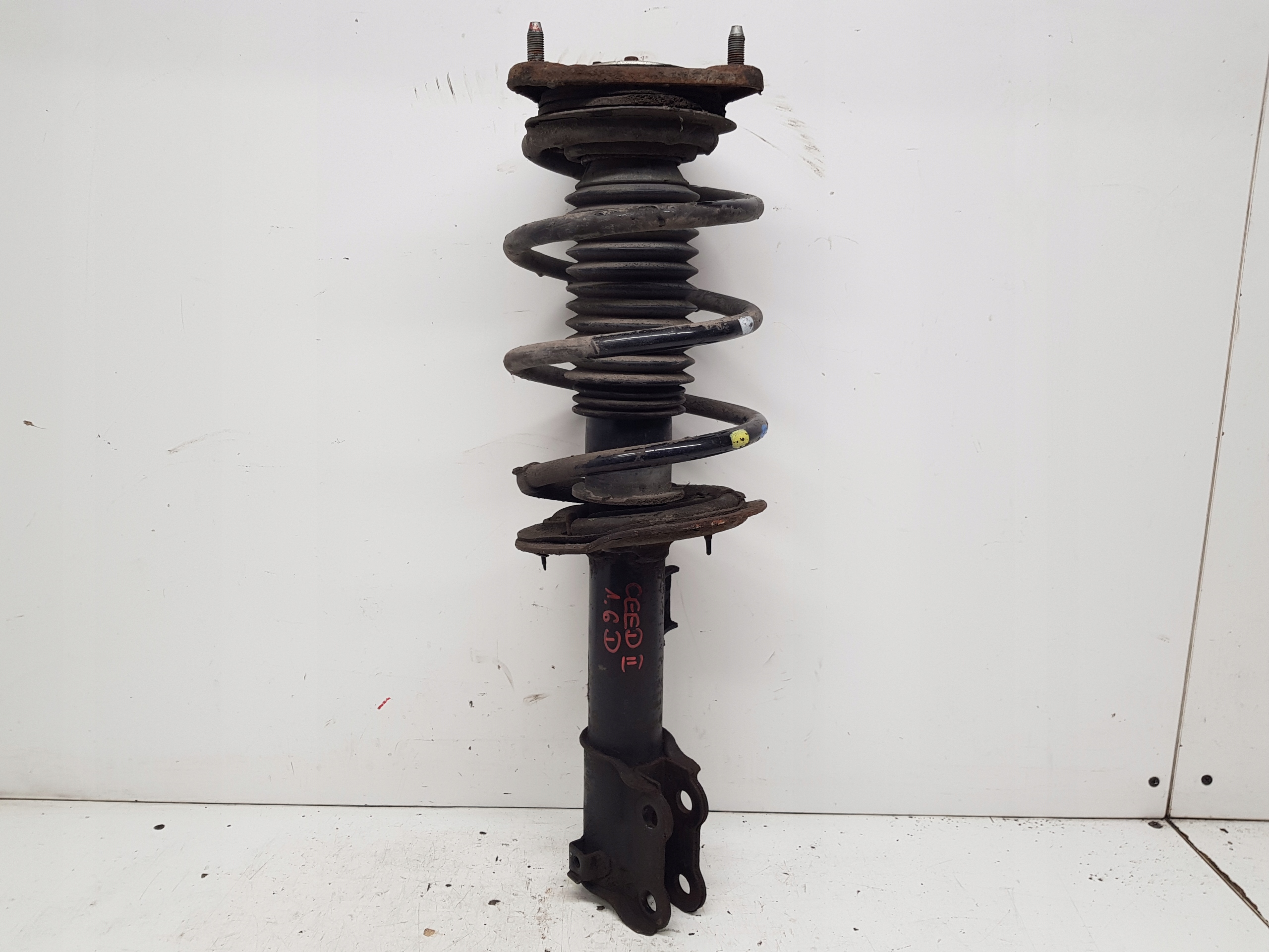 KIA CEED II I30 II shock absorber left front 2012