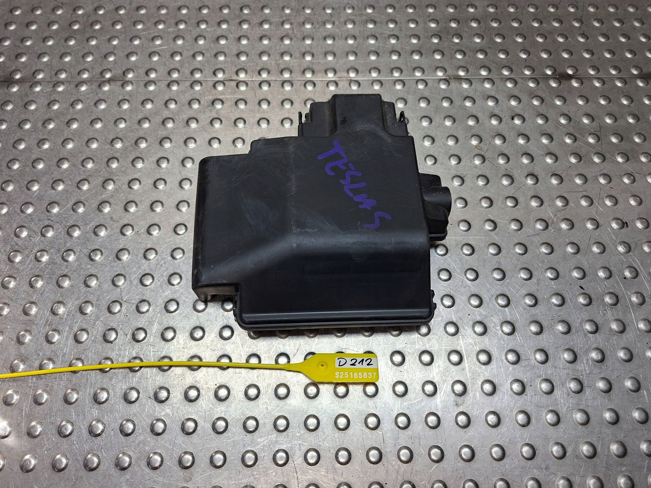 Abdeckung des Sicherungskastens TESLA MODEL S 12-16 1013274-00-C