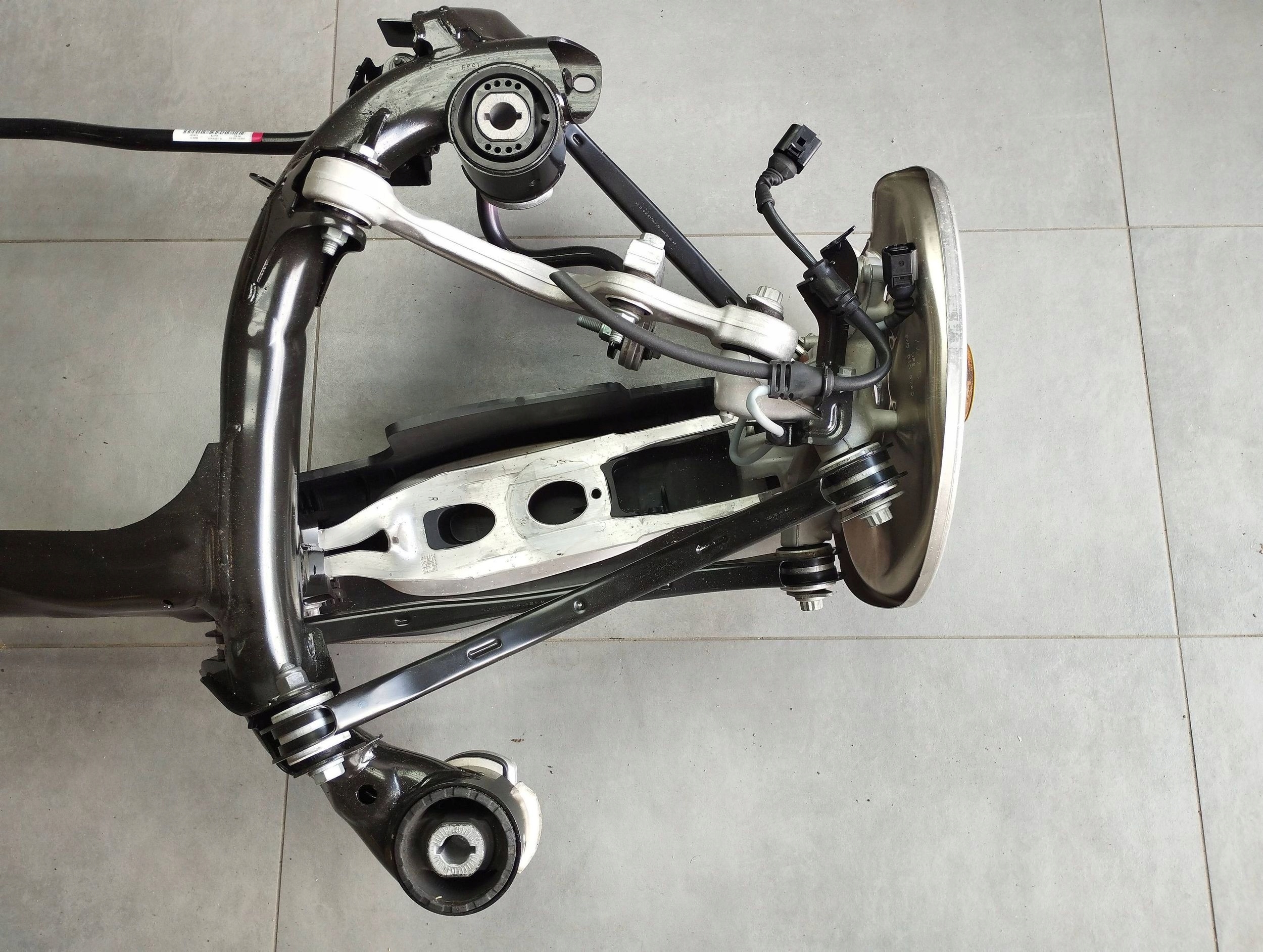 Audi A4 B9 8W BELKA OŚ ZAWIESZENIE TYŁ Producent części Audi OE