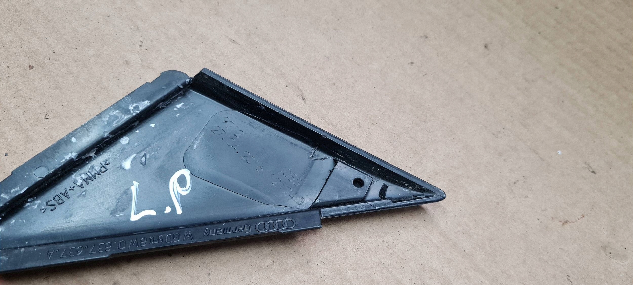 A4 B9 8W TROJKAT cap door cover left front 8W0837637A