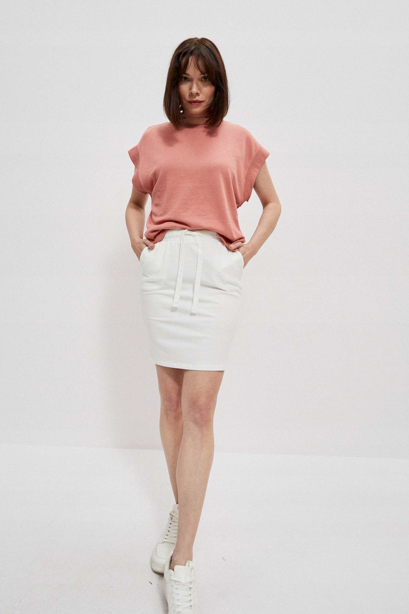 Gładka spódnica przed kolano M od MOODO Skład materiałowy opis