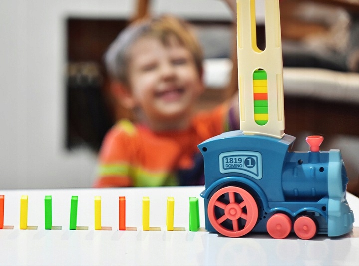 ZABAWKA DLA DZIECI CIUCHCIA NA BATERIE Z KLOCKAMI Model Układacz Klocków