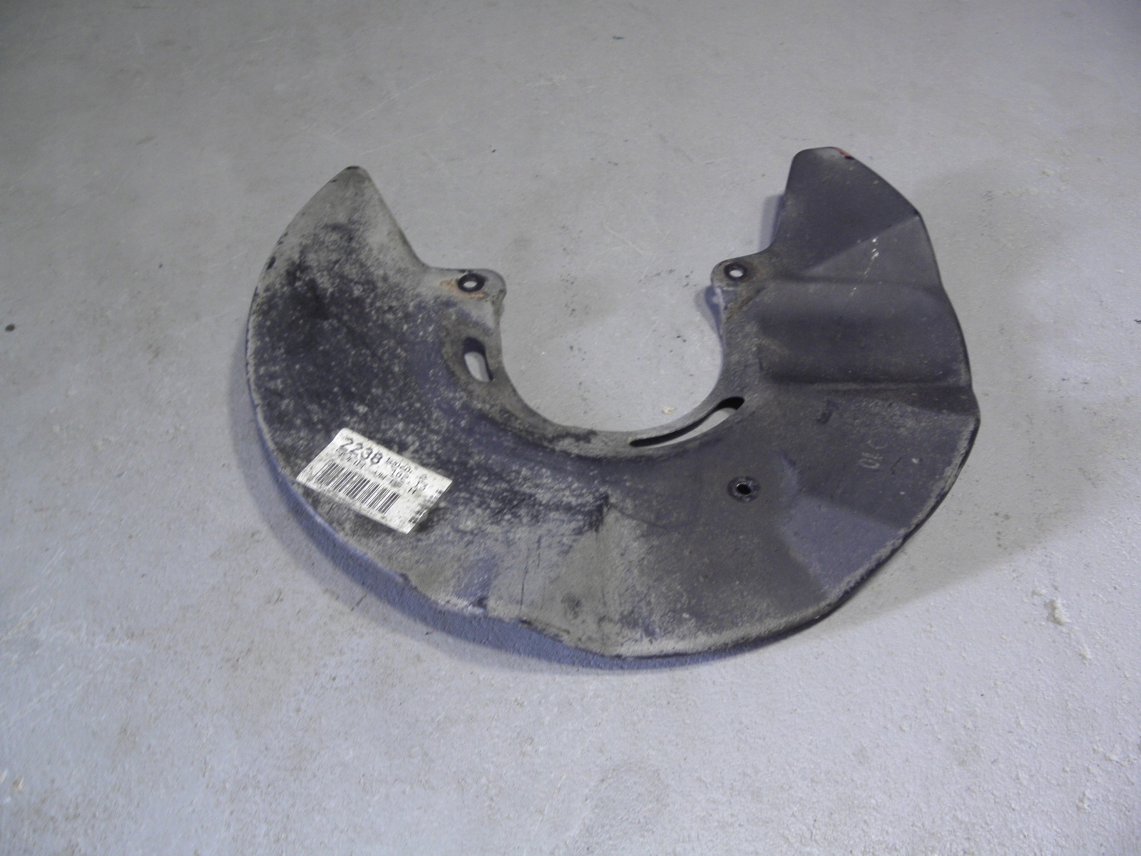 VW T5 2.5 TDI // OSŁONA TARCZY HAMULCOWEJ LEWA PRZÓD