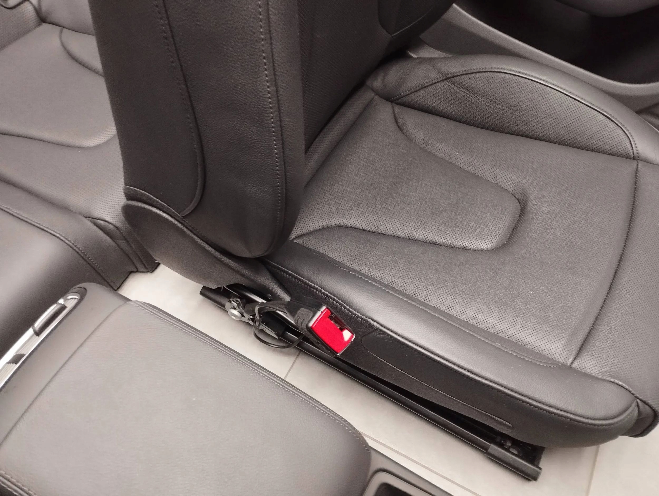 Audi A5 8T seats side leather WENTYLOWANE