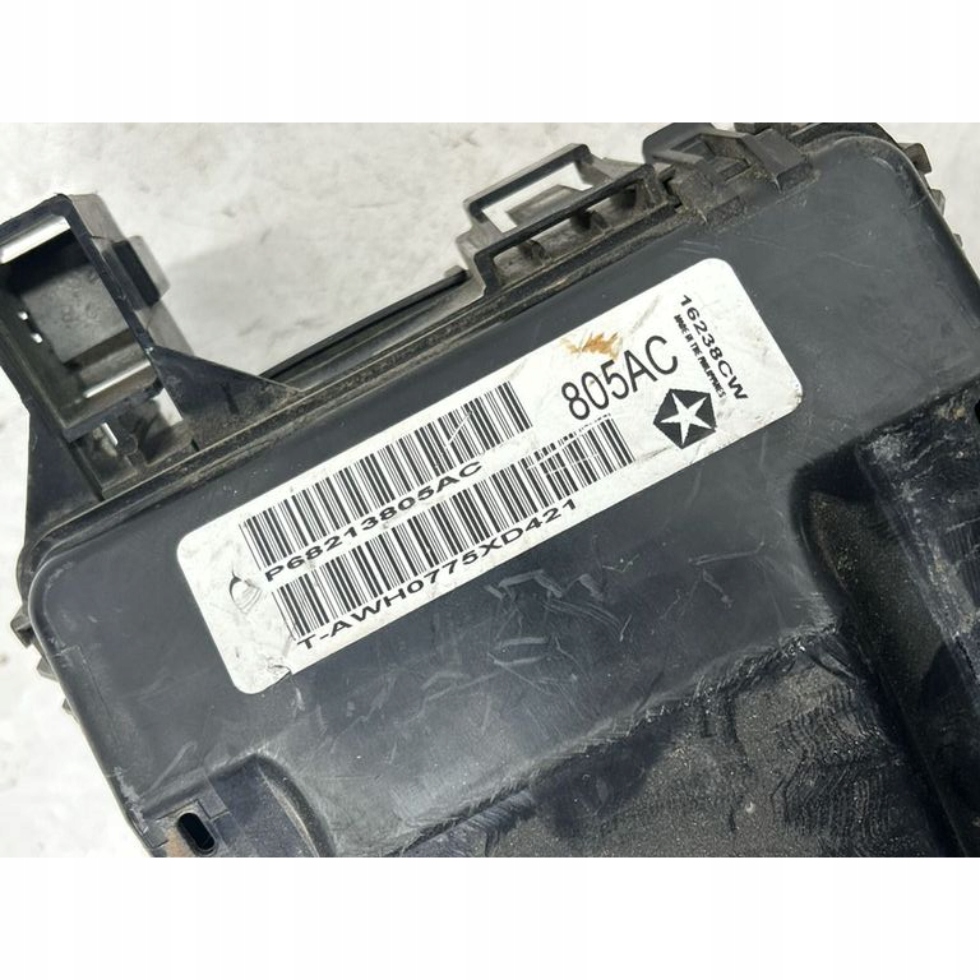 блок предохранителей CHRYSLER 300C 68213805AC