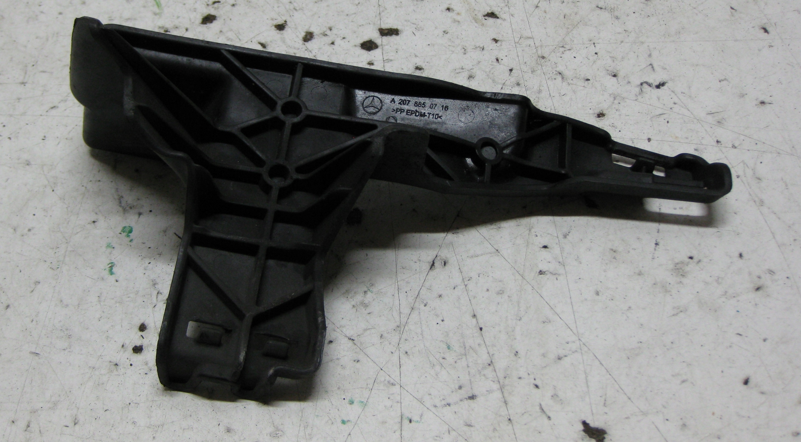 MERCEDES W207 3.0 CDI 11R bumper bracket front A2078850716