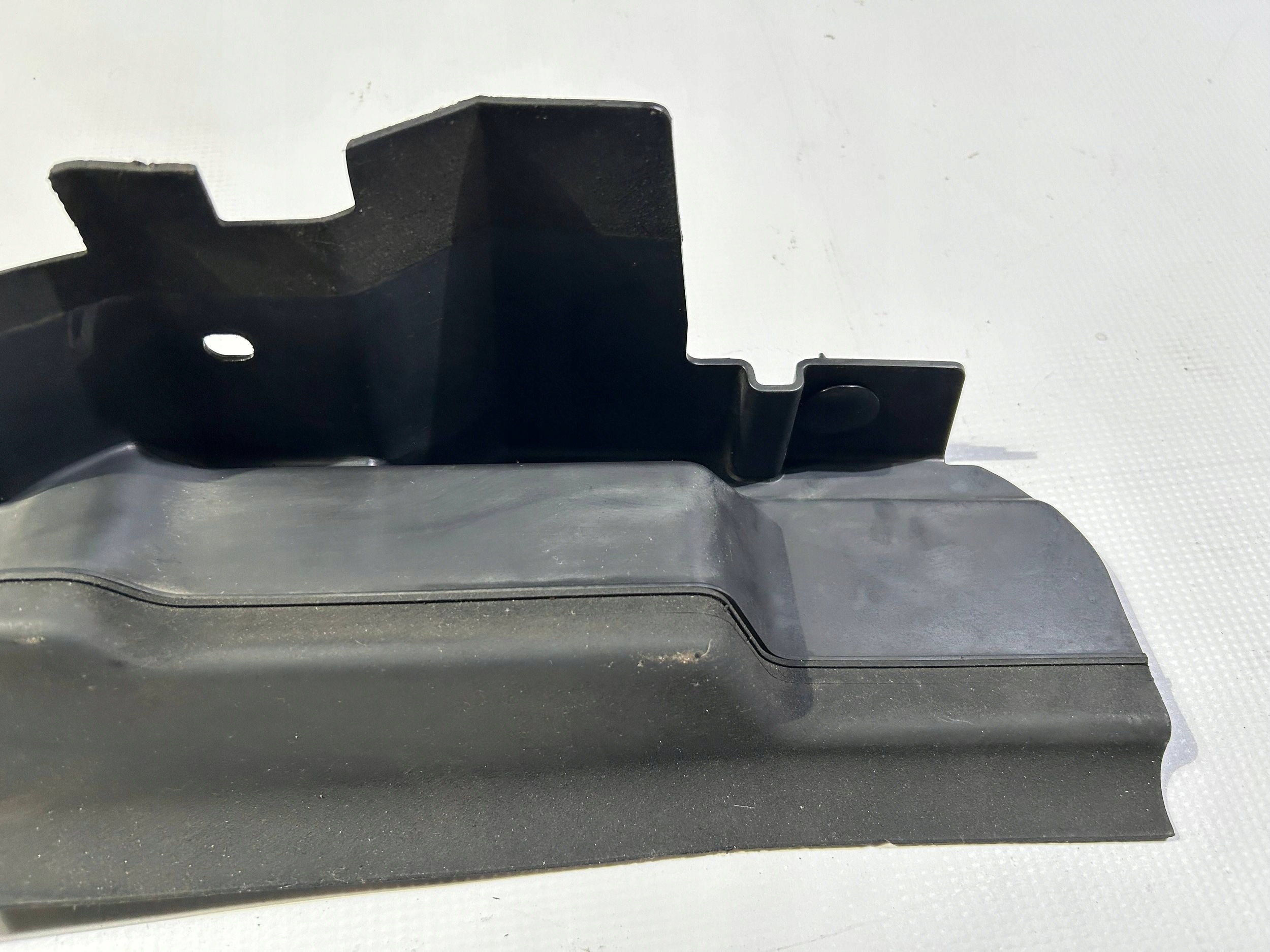 intake drain air duct air line right Ford Mustang 2010-2012