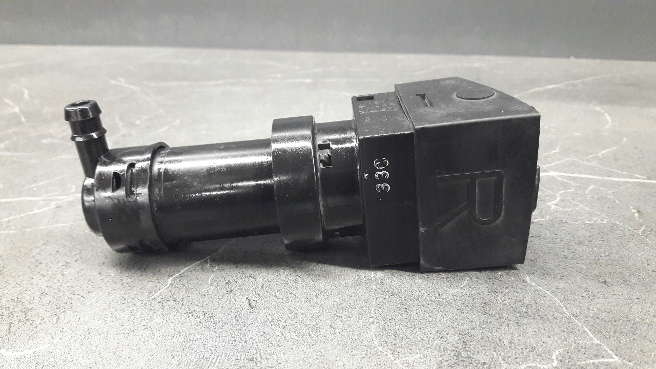 spryskiwacz reflektora mazda rx8