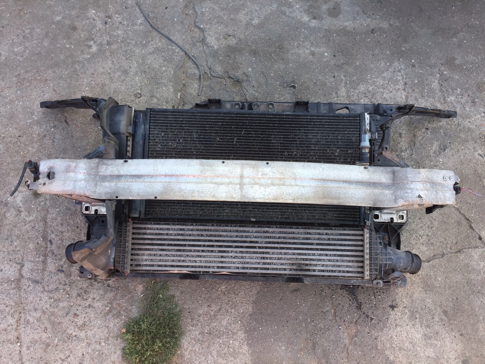 AUDI A4 B8 2.0 TDI PAS PRZEDNI KOMPLET WENTYLATOR