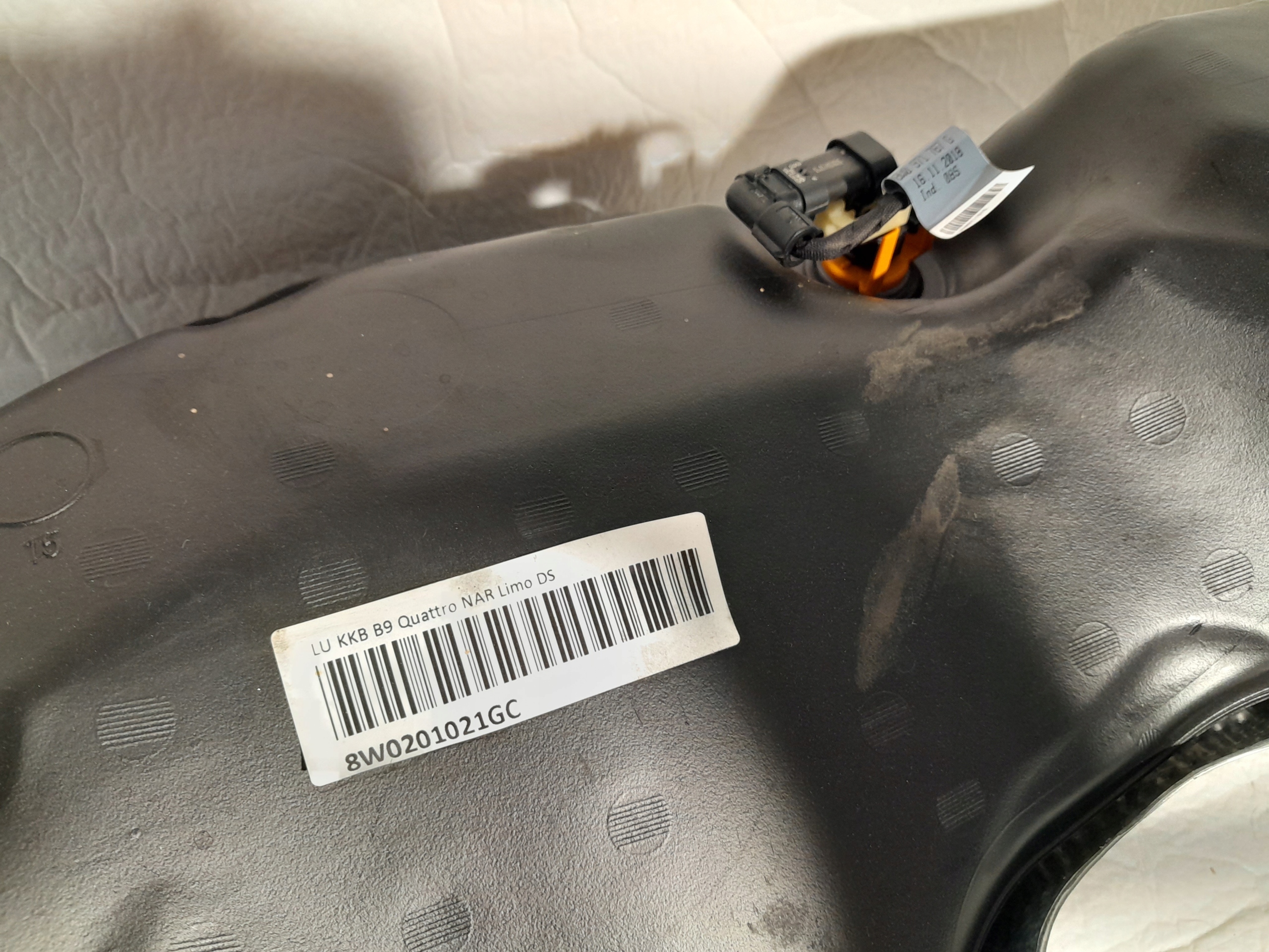 AUDI A4 B9 LIFT tank 8W0201021GC