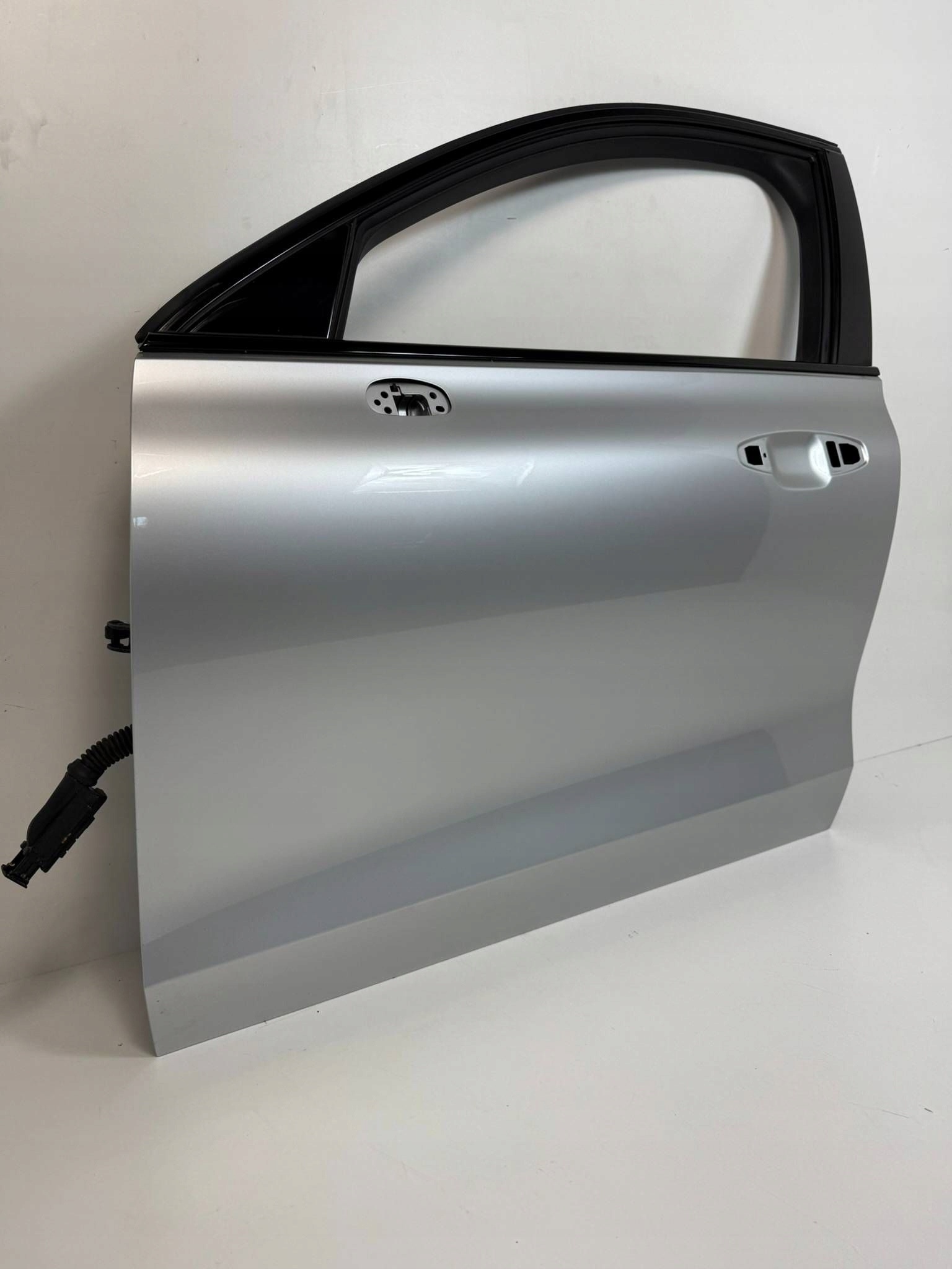 Volvo V60 II 2022 door front left 711 71100