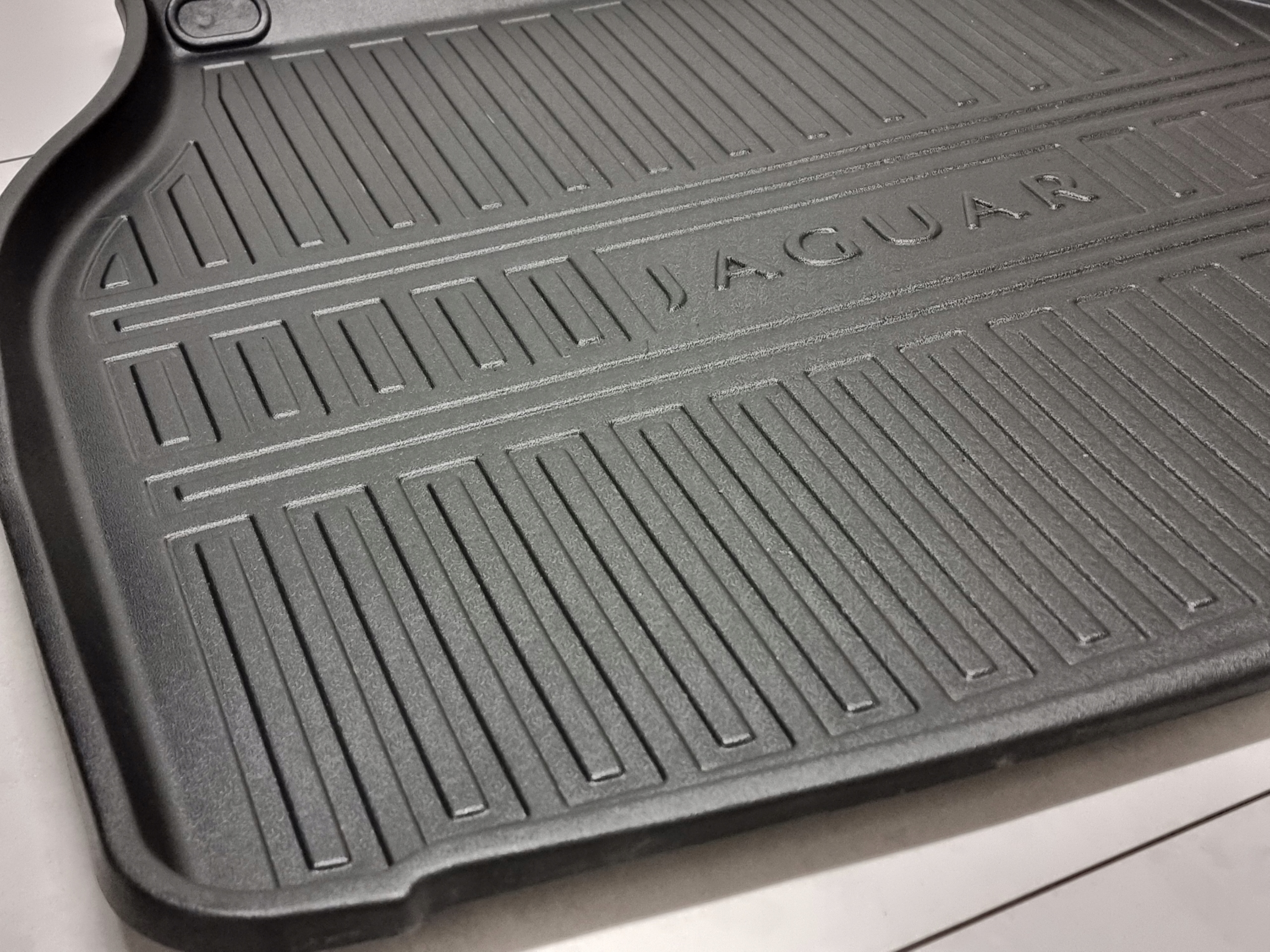 mata bagażnika Jaguar XJ x351 2009 - 2019 oryginalna z logo AW9M-130D00-AA